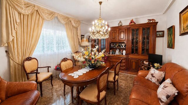 Amplia vivienda con jardines privados, terraza y múltiples espacios de almacenaje en Loriguilla