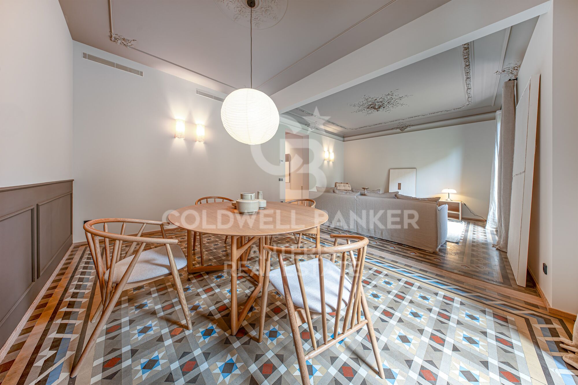 Piso en venta reformado a estrenar ubicado en el Quadrat d'Or con balcones y una pequeña terraza