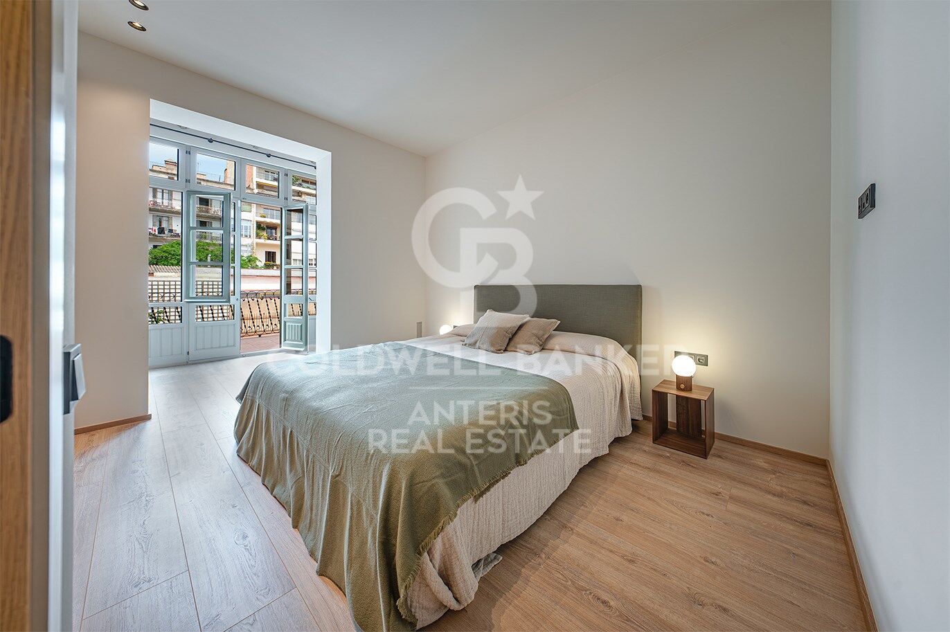 Piso en venta reformado a estrenar ubicado en el Quadrat d'Or con balcones y una pequeña terraza