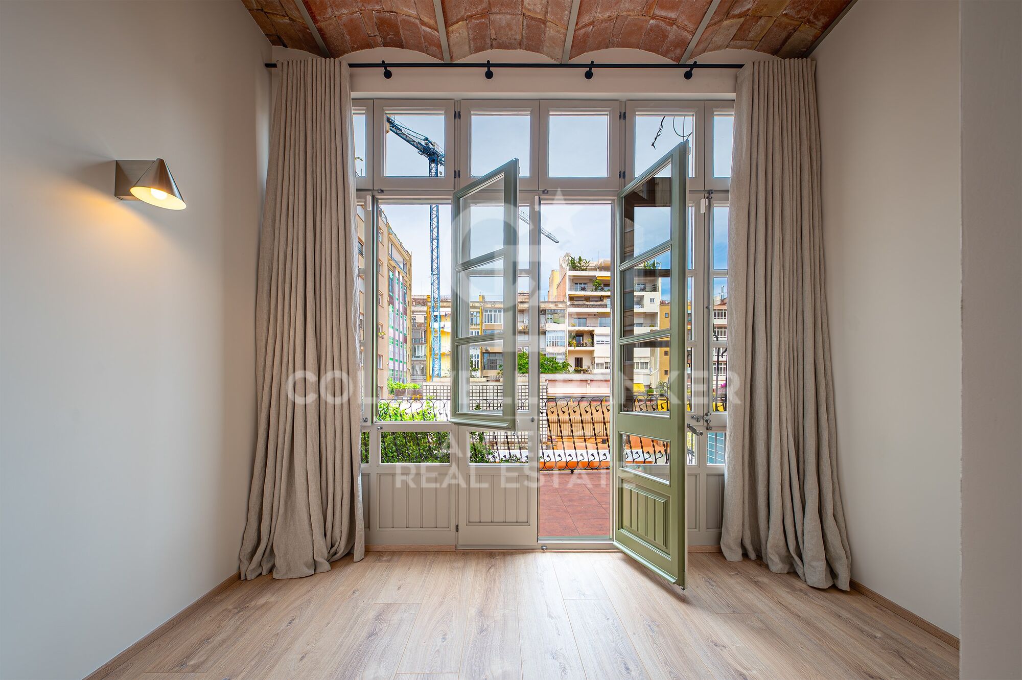 Piso en venta reformado a estrenar ubicado en el Quadrat d'Or con balcones y una pequeña terraza