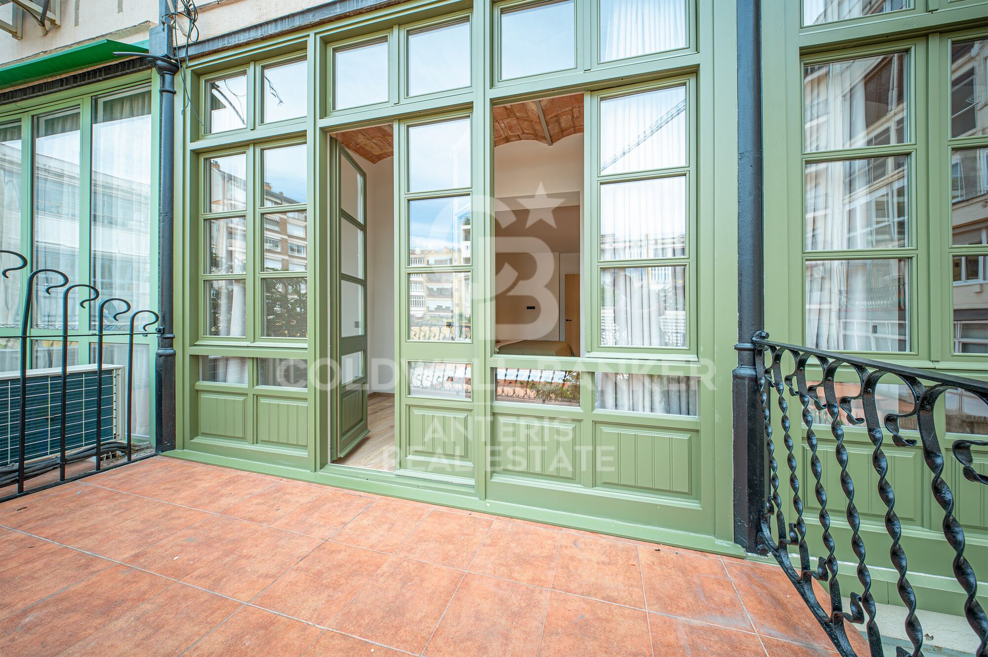 Piso en venta reformado a estrenar ubicado en el Quadrat d'Or con balcones y una pequeña terraza