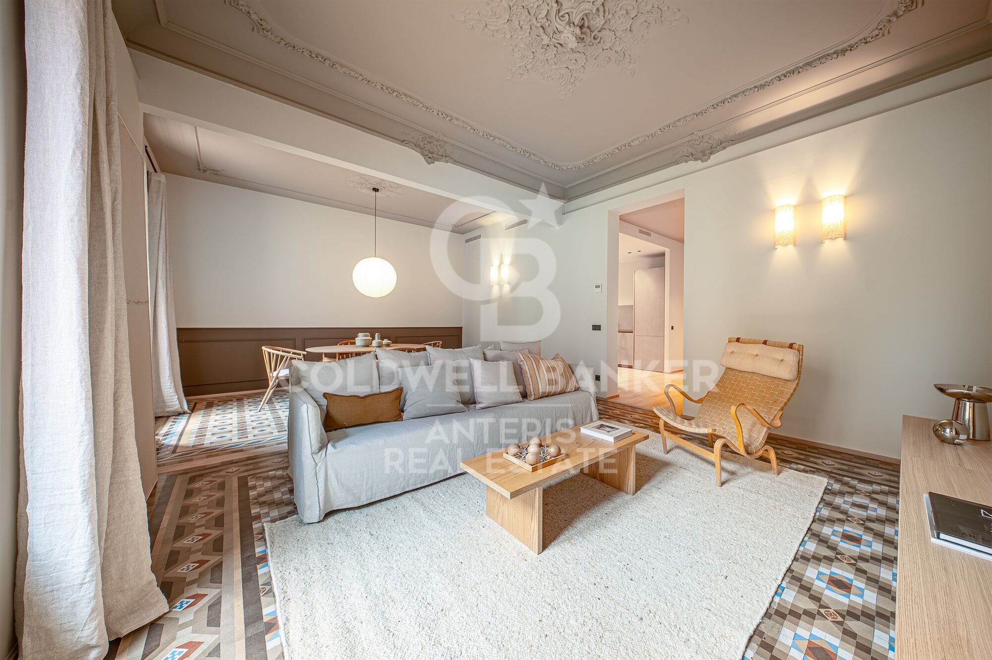 Piso en venta reformado a estrenar ubicado en el Quadrat d'Or con balcones y una pequeña terraza