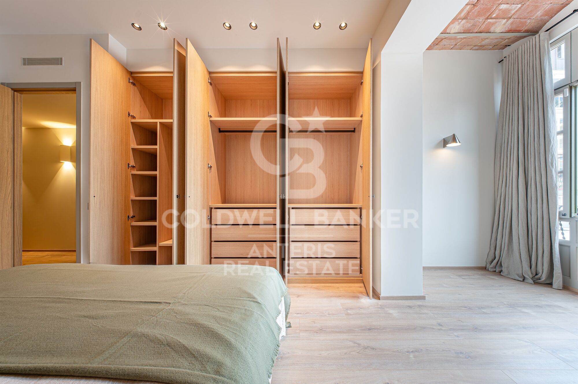 Piso en venta reformado a estrenar ubicado en el Quadrat d'Or con balcones y una pequeña terraza