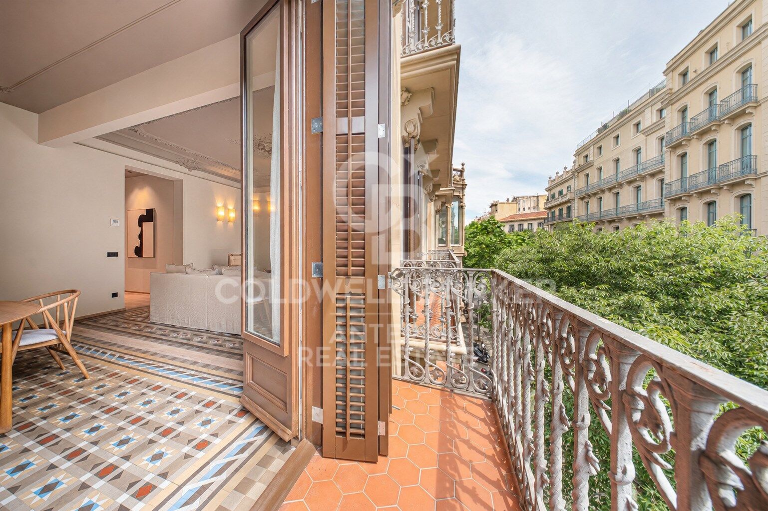 Piso en venta reformado a estrenar ubicado en el Quadrat d'Or con balcones y una pequeña terraza