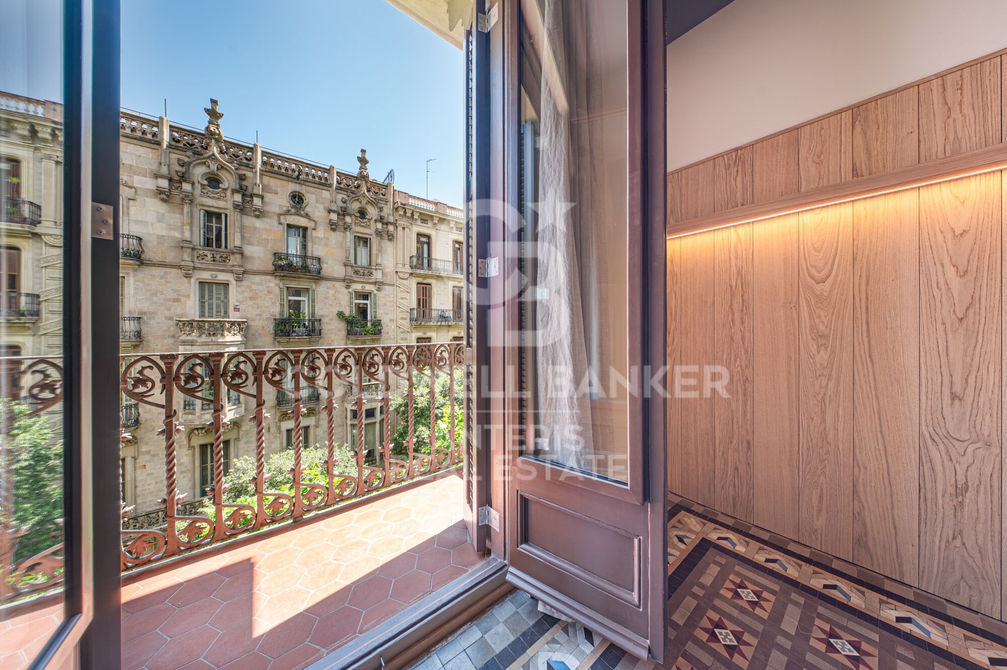 Brand-new renovated apartment for sale located in the Quadrat d'Or featuring traditional Eixample balconies