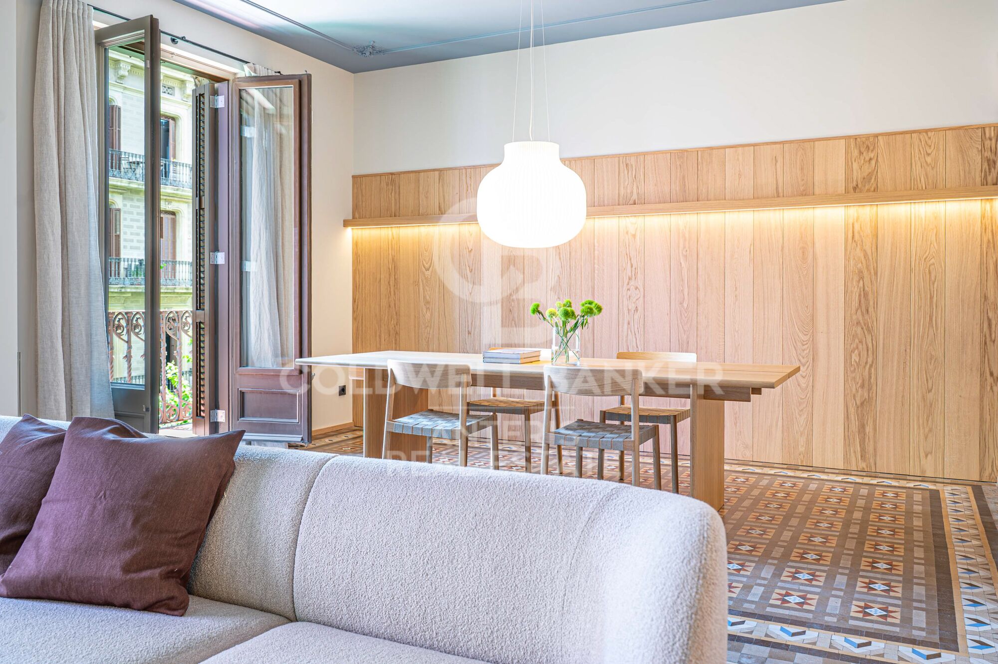 Brand-new renovated apartment for sale located in the Quadrat d'Or featuring traditional Eixample balconies