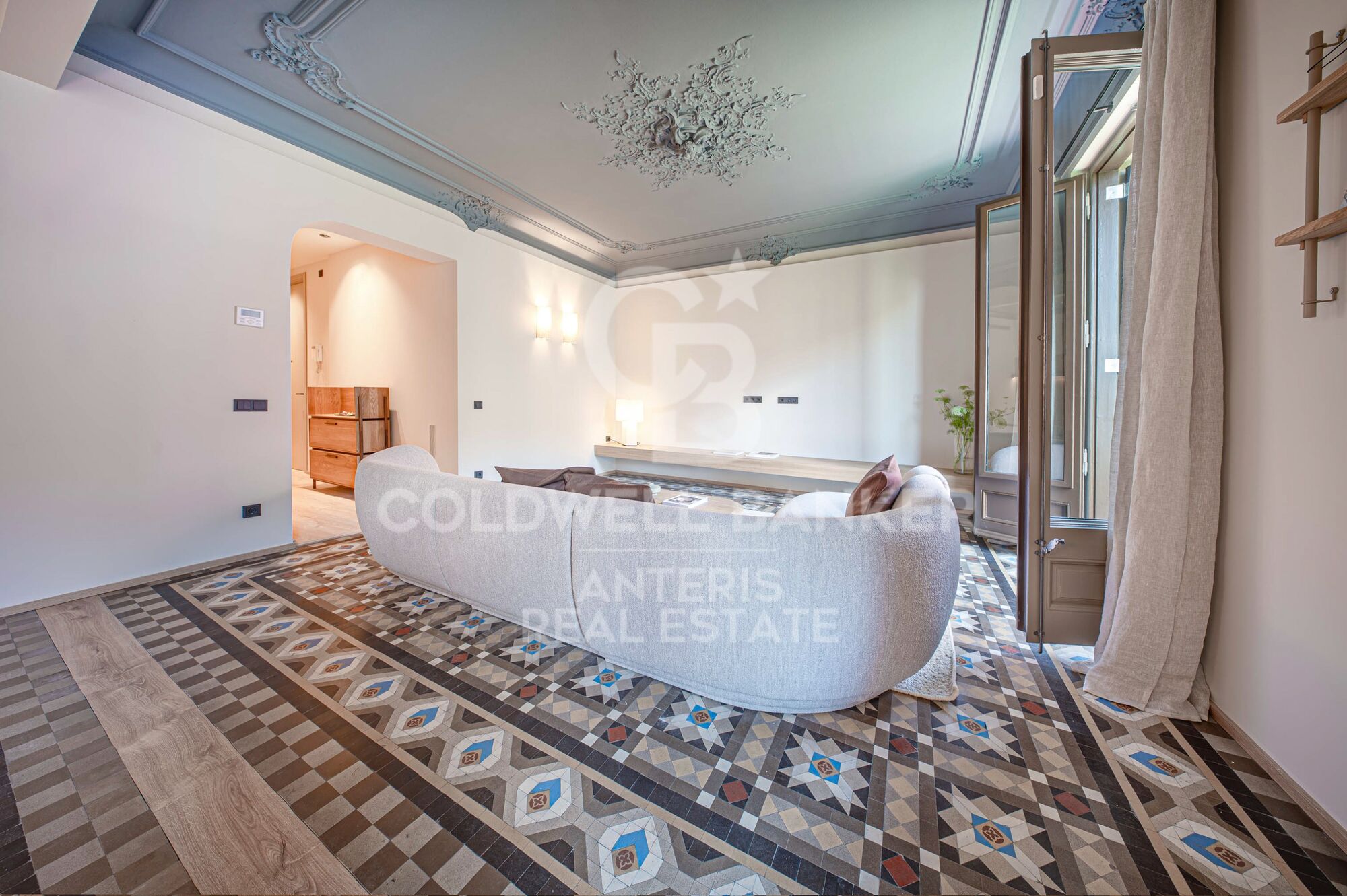 Brand-new renovated apartment for sale located in the Quadrat d'Or featuring traditional Eixample balconies