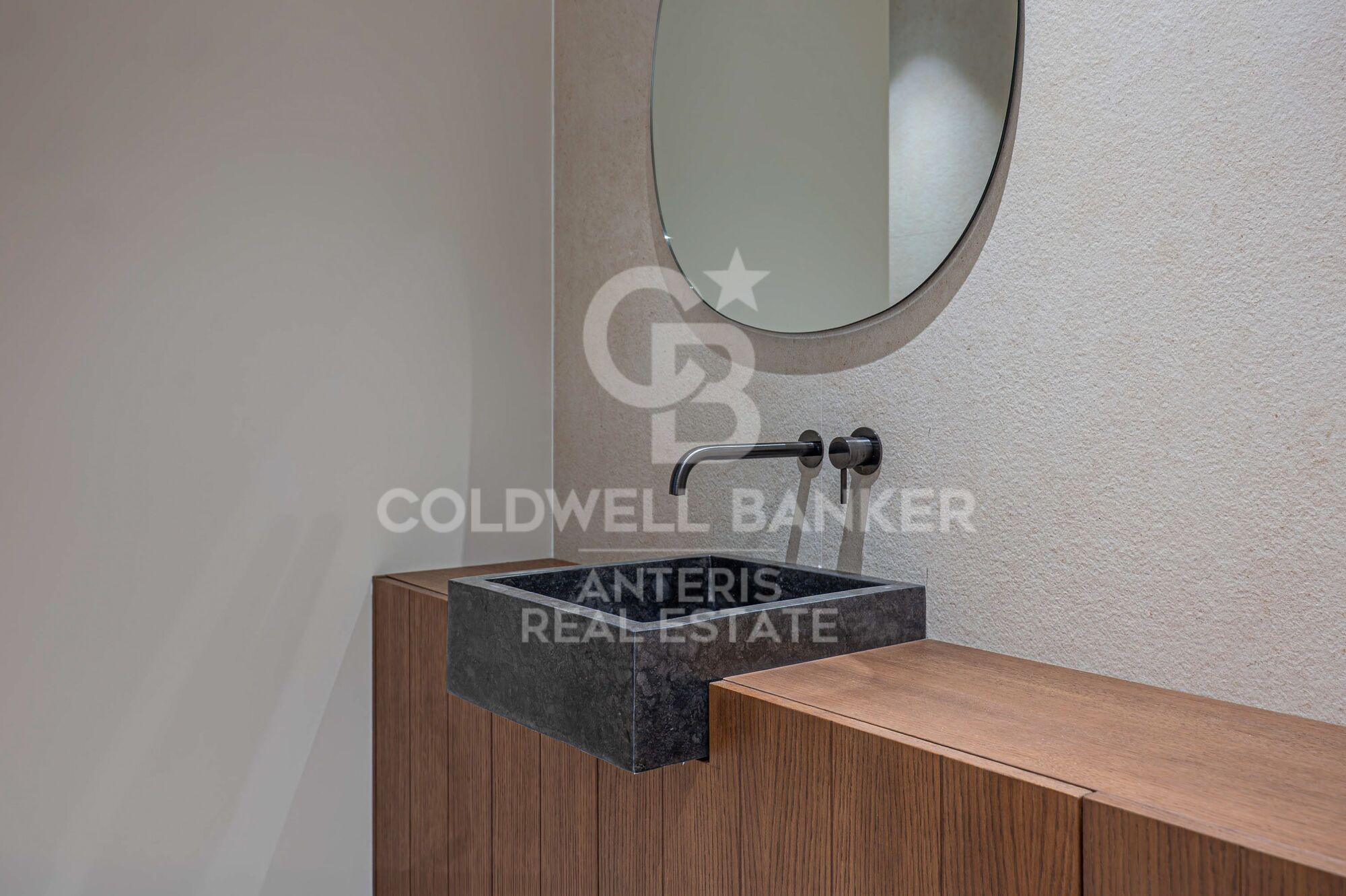 Brand-new renovated apartment for sale located in the Quadrat d'Or featuring traditional Eixample balconies