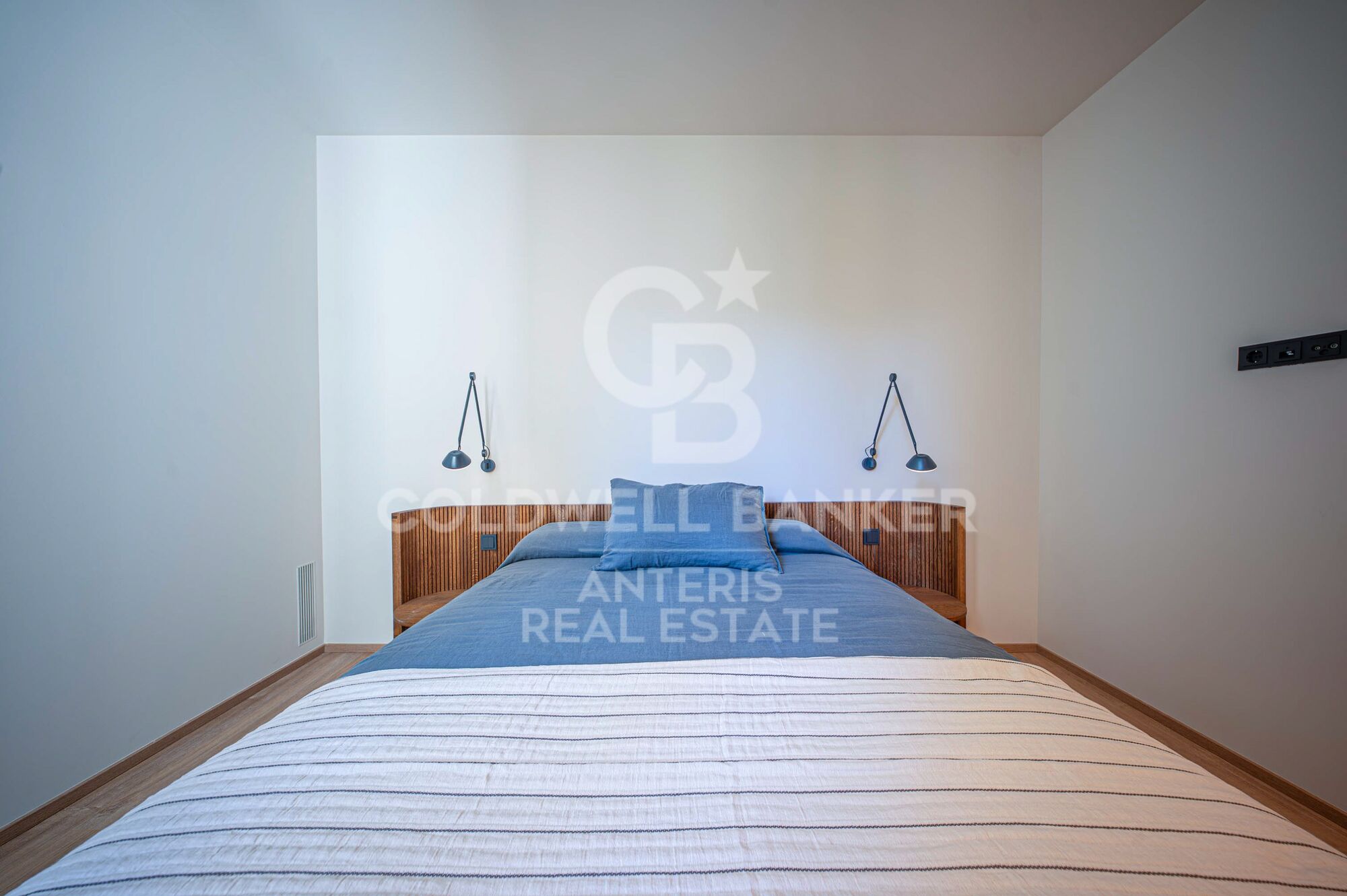 Brand-new renovated apartment for sale located in the Quadrat d'Or featuring traditional Eixample balconies