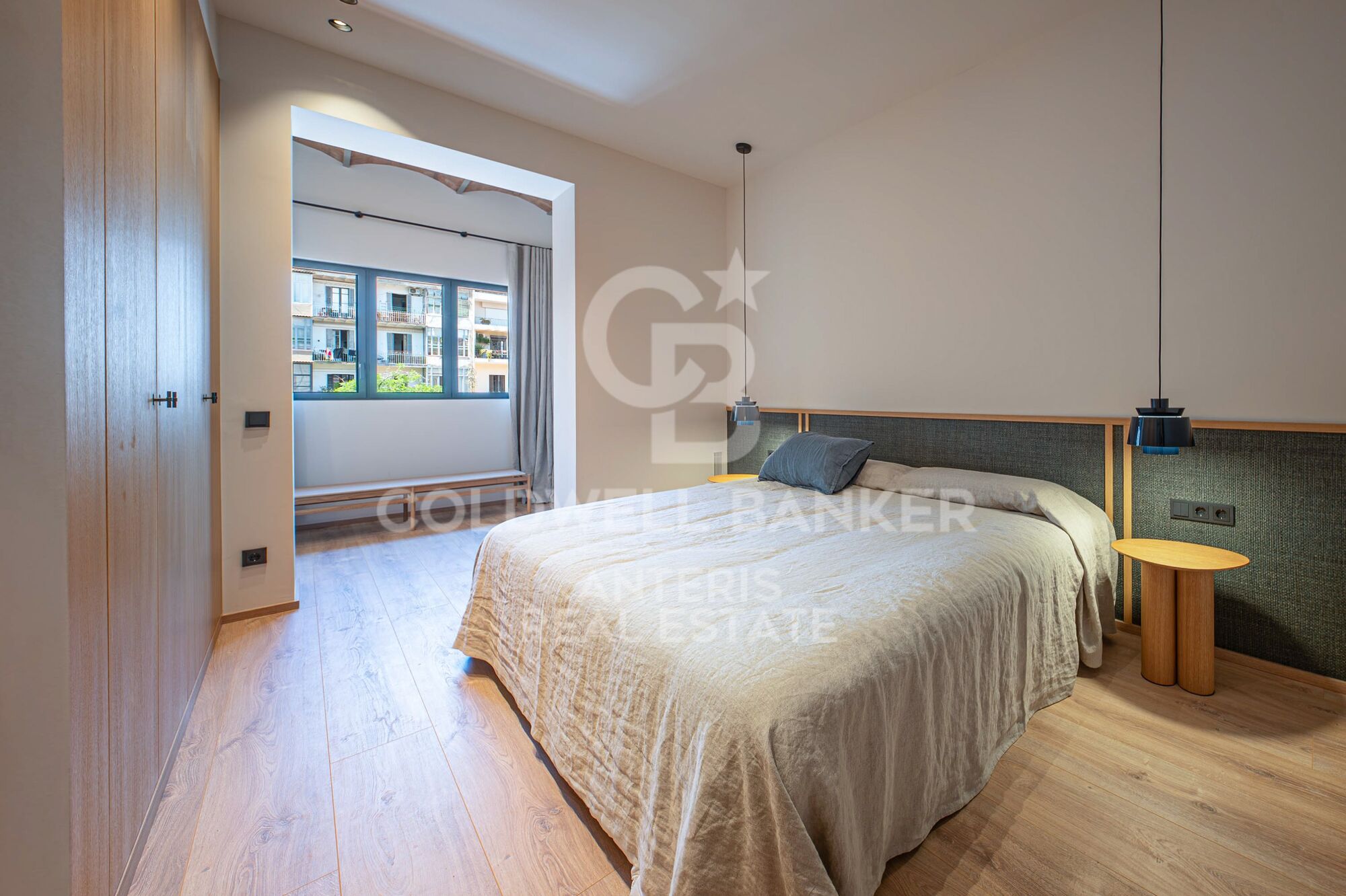 Brand-new renovated apartment for sale located in the Quadrat d'Or featuring traditional Eixample balconies