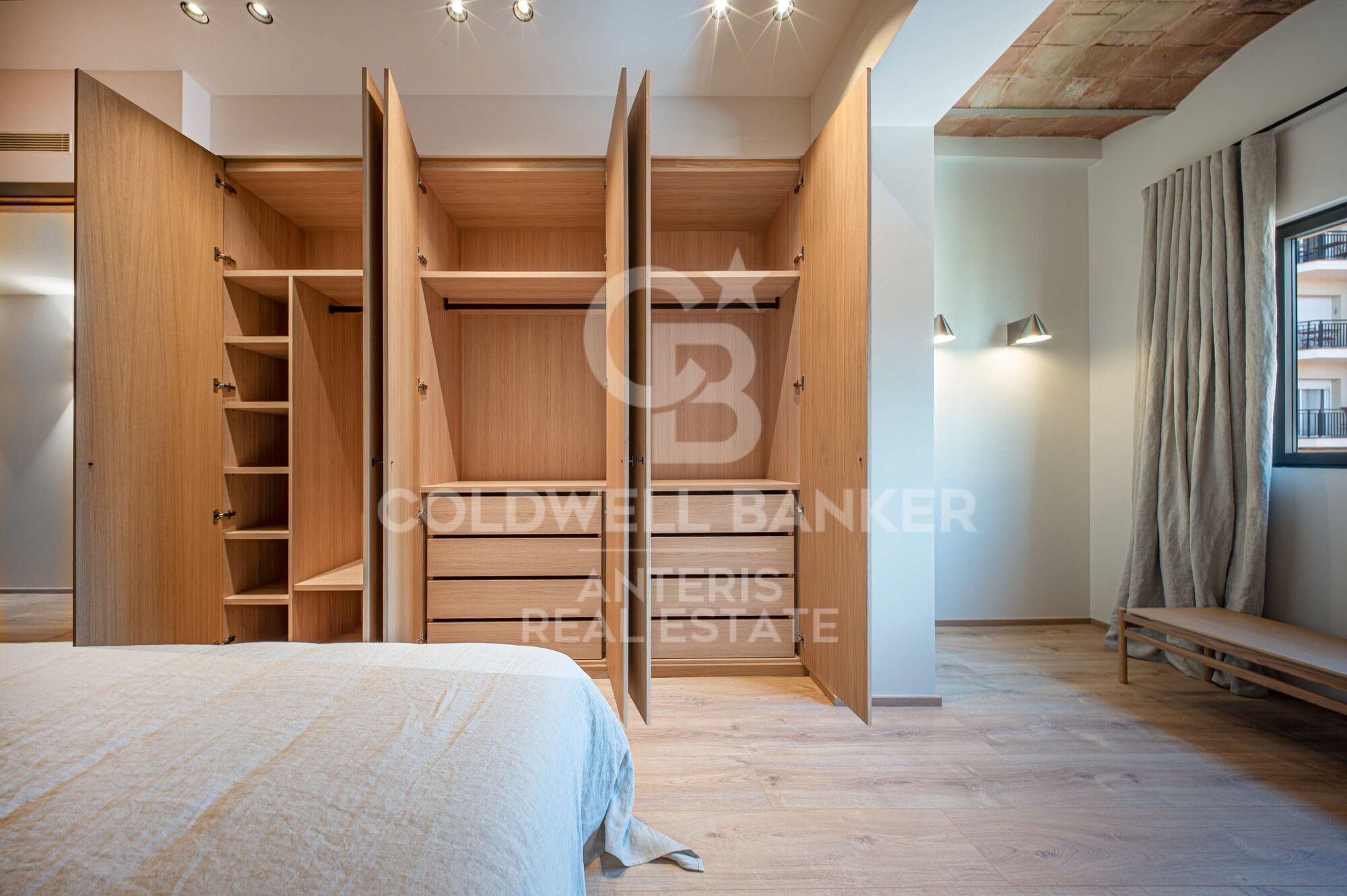 Brand-new renovated apartment for sale located in the Quadrat d'Or featuring traditional Eixample balconies