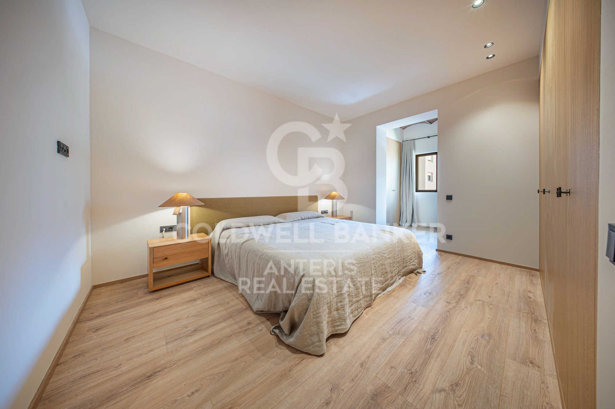 Brand-new renovated apartment for sale located in the Quadrat d'Or featuring traditional Eixample balconies