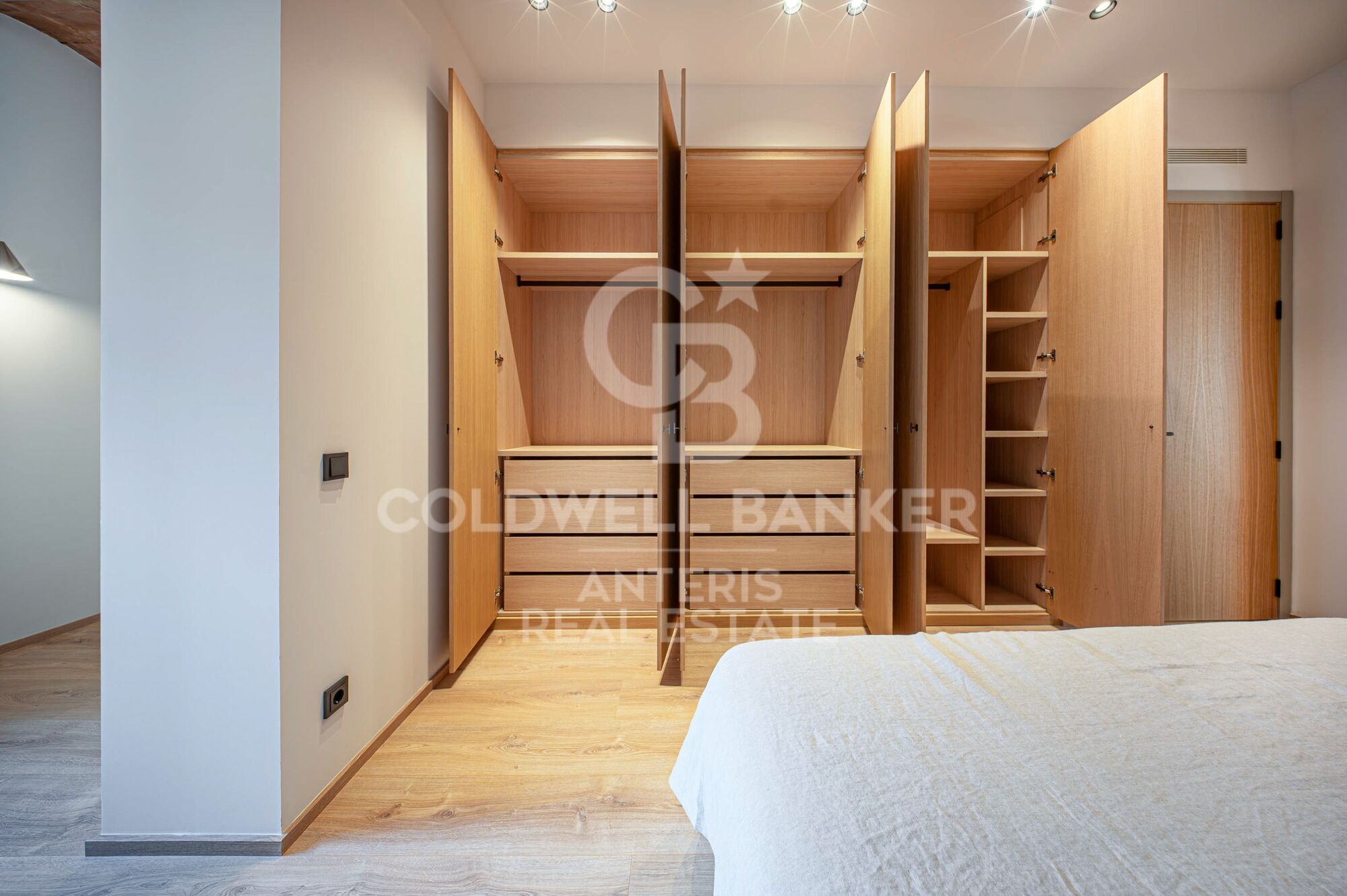 Brand-new renovated apartment for sale located in the Quadrat d'Or featuring traditional Eixample balconies