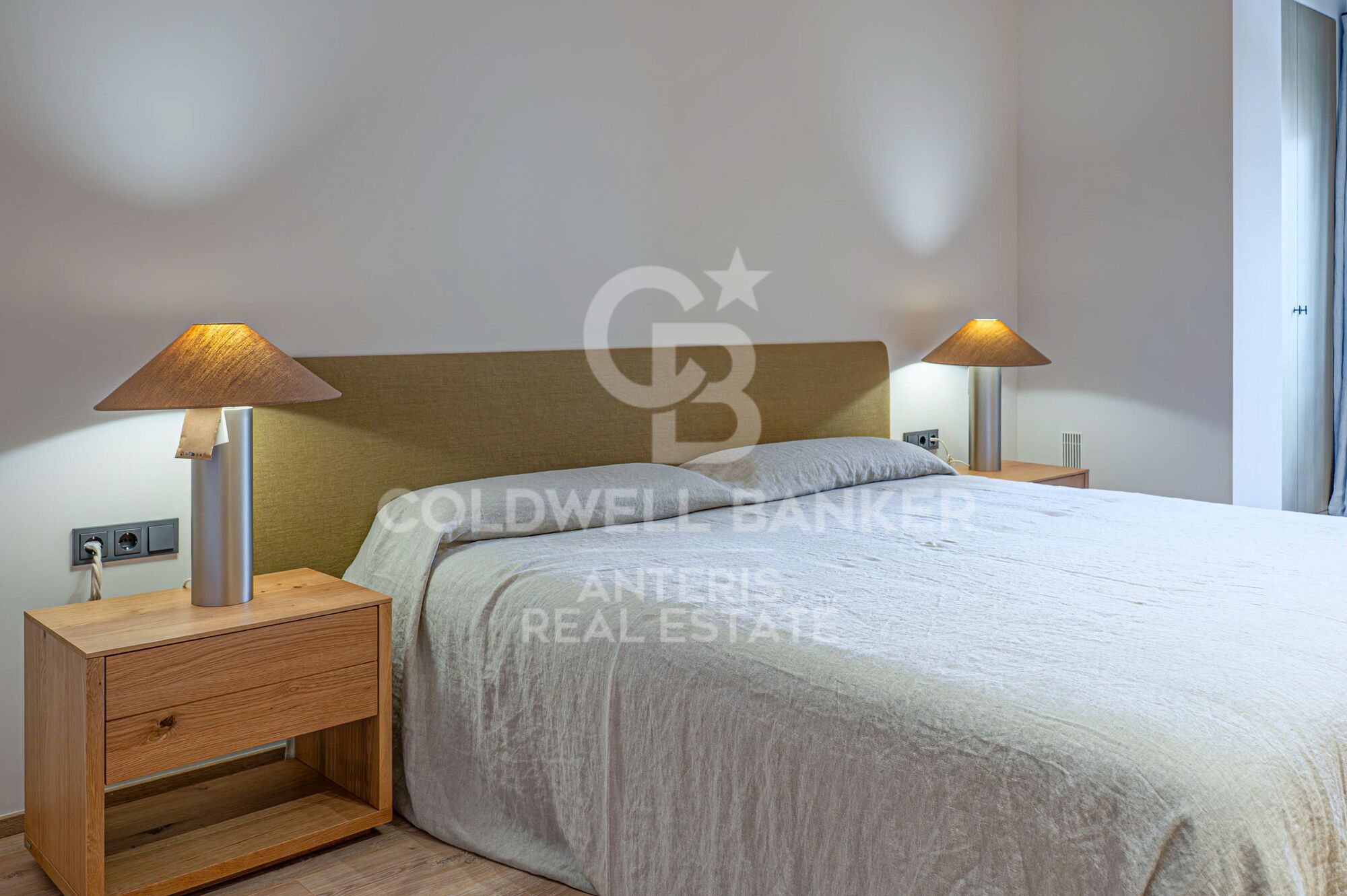 Brand-new renovated apartment for sale located in the Quadrat d'Or featuring traditional Eixample balconies