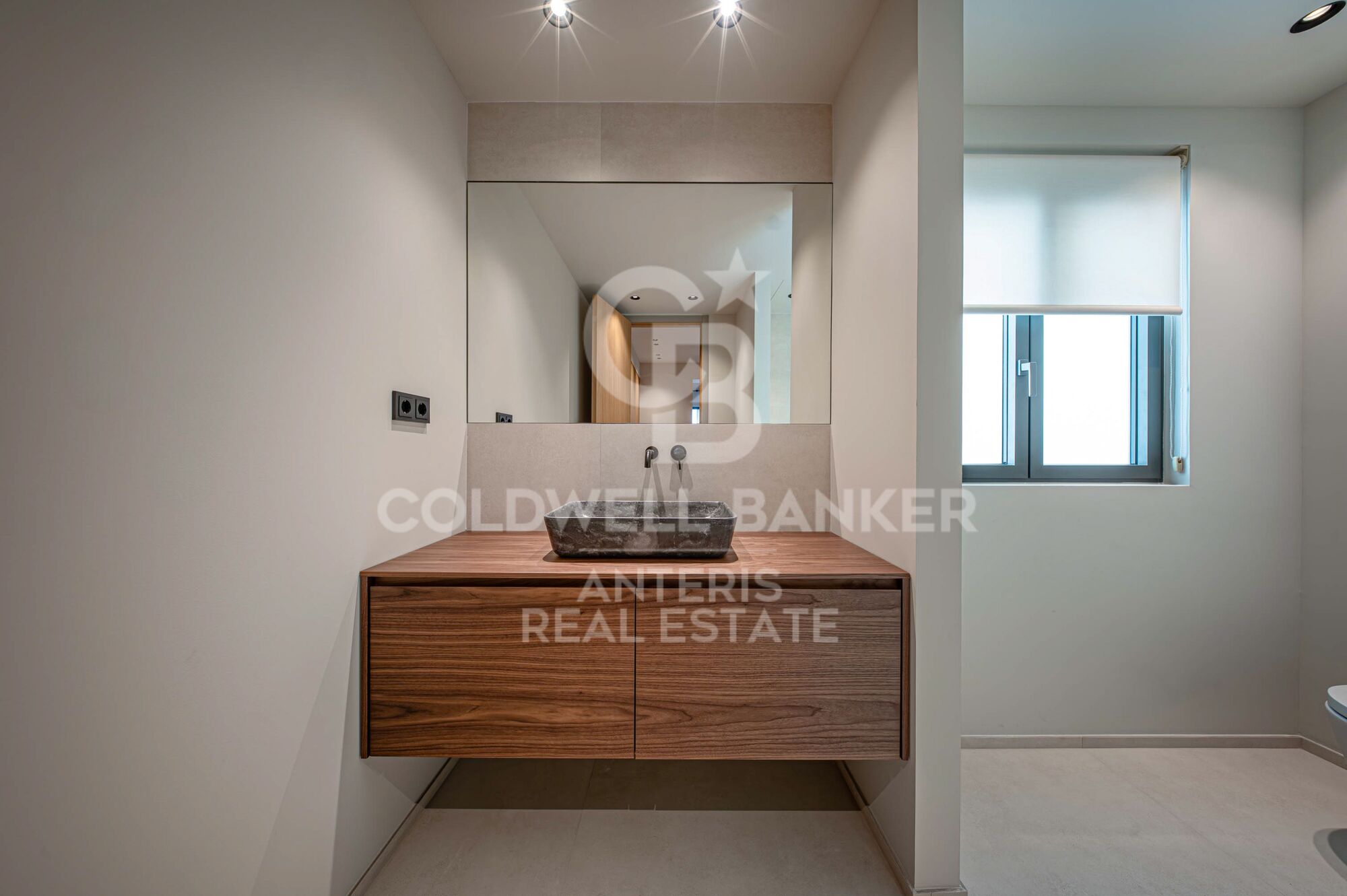 Brand-new renovated apartment for sale located in the Quadrat d'Or featuring traditional Eixample balconies
