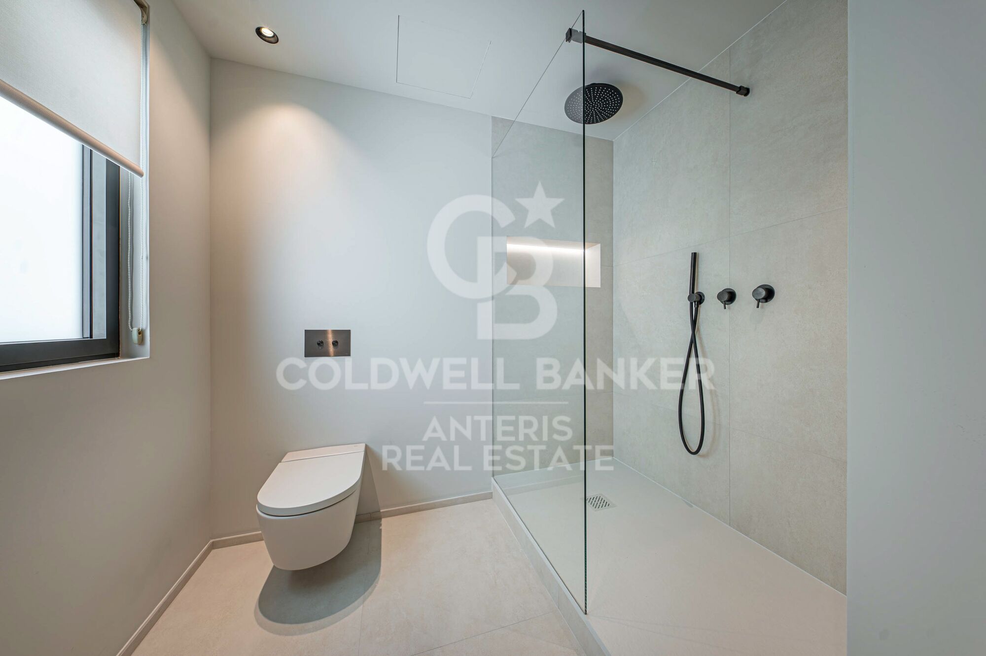 Brand-new renovated apartment for sale located in the Quadrat d'Or featuring traditional Eixample balconies