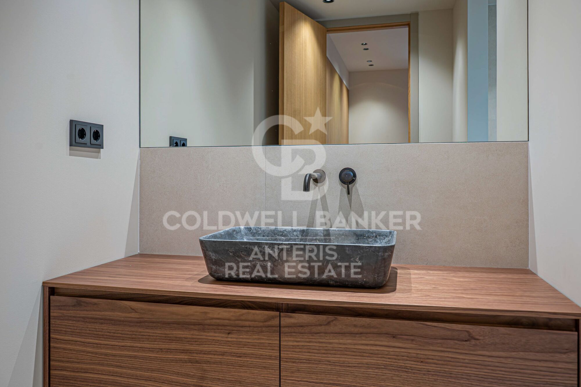 Brand-new renovated apartment for sale located in the Quadrat d'Or featuring traditional Eixample balconies
