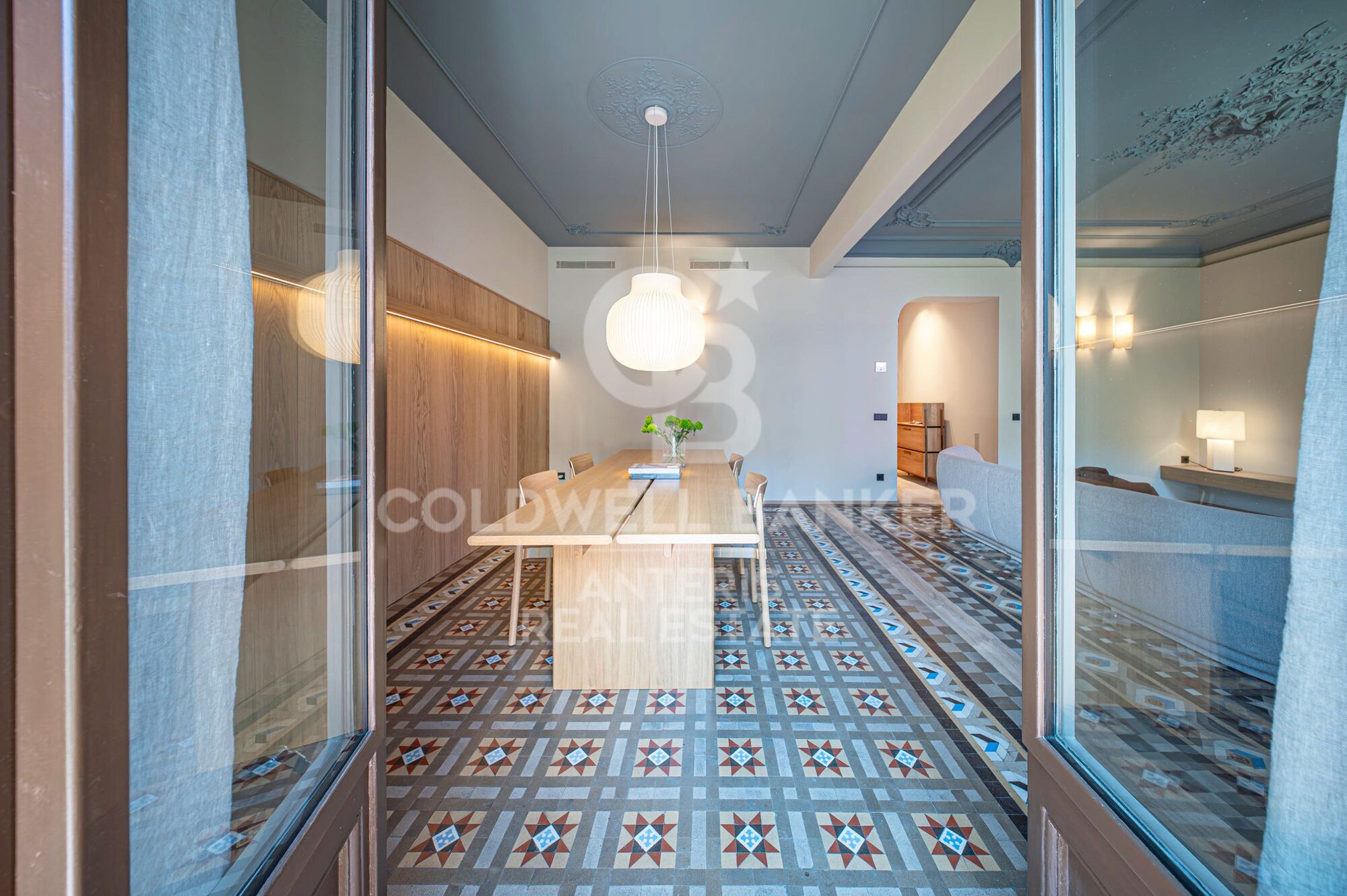 Brand-new renovated apartment for sale located in the Quadrat d'Or featuring traditional Eixample balconies