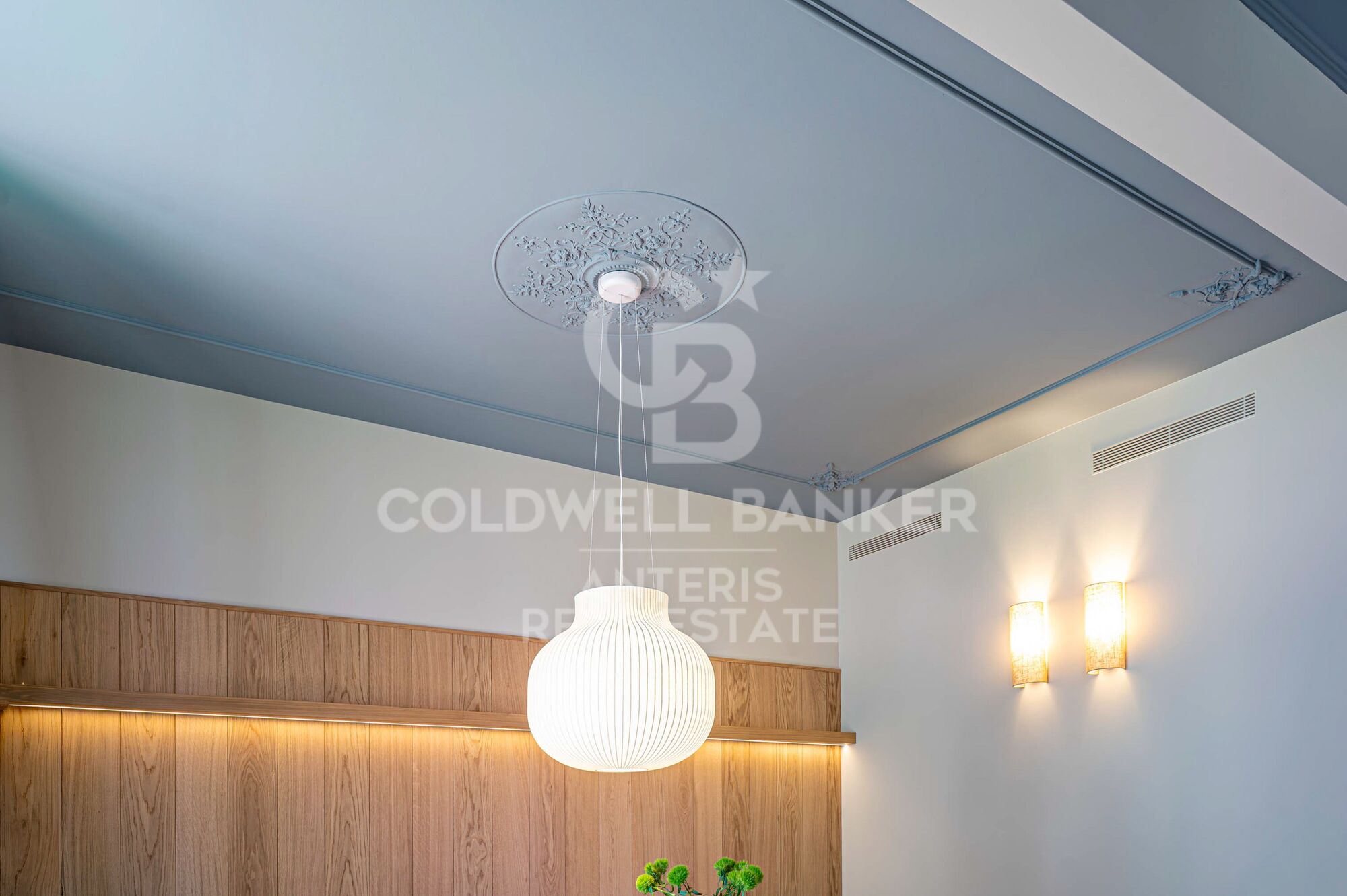 Brand-new renovated apartment for sale located in the Quadrat d'Or featuring traditional Eixample balconies