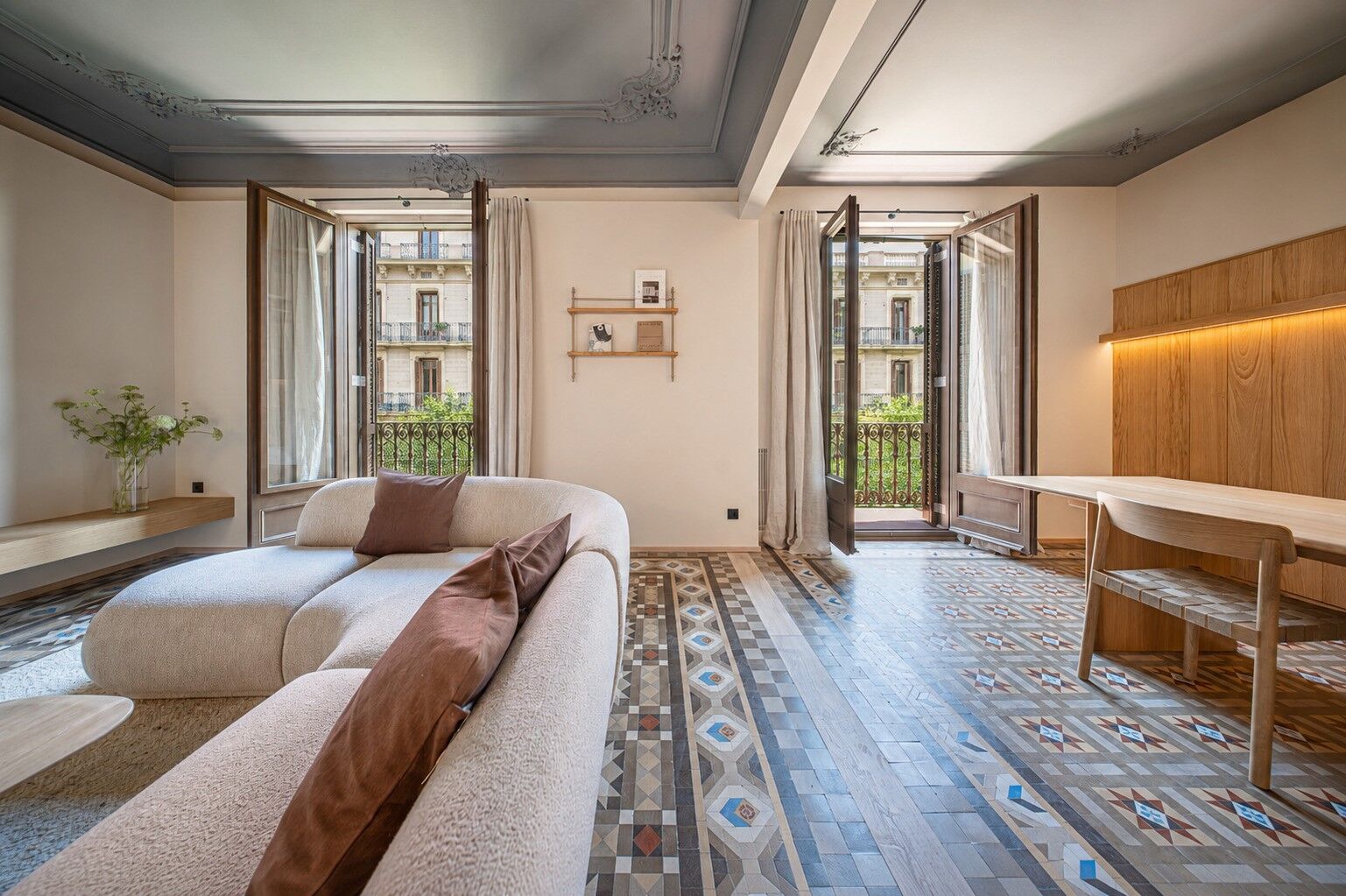 Brand-new renovated apartment for sale located in the Quadrat d'Or featuring traditional Eixample balconies