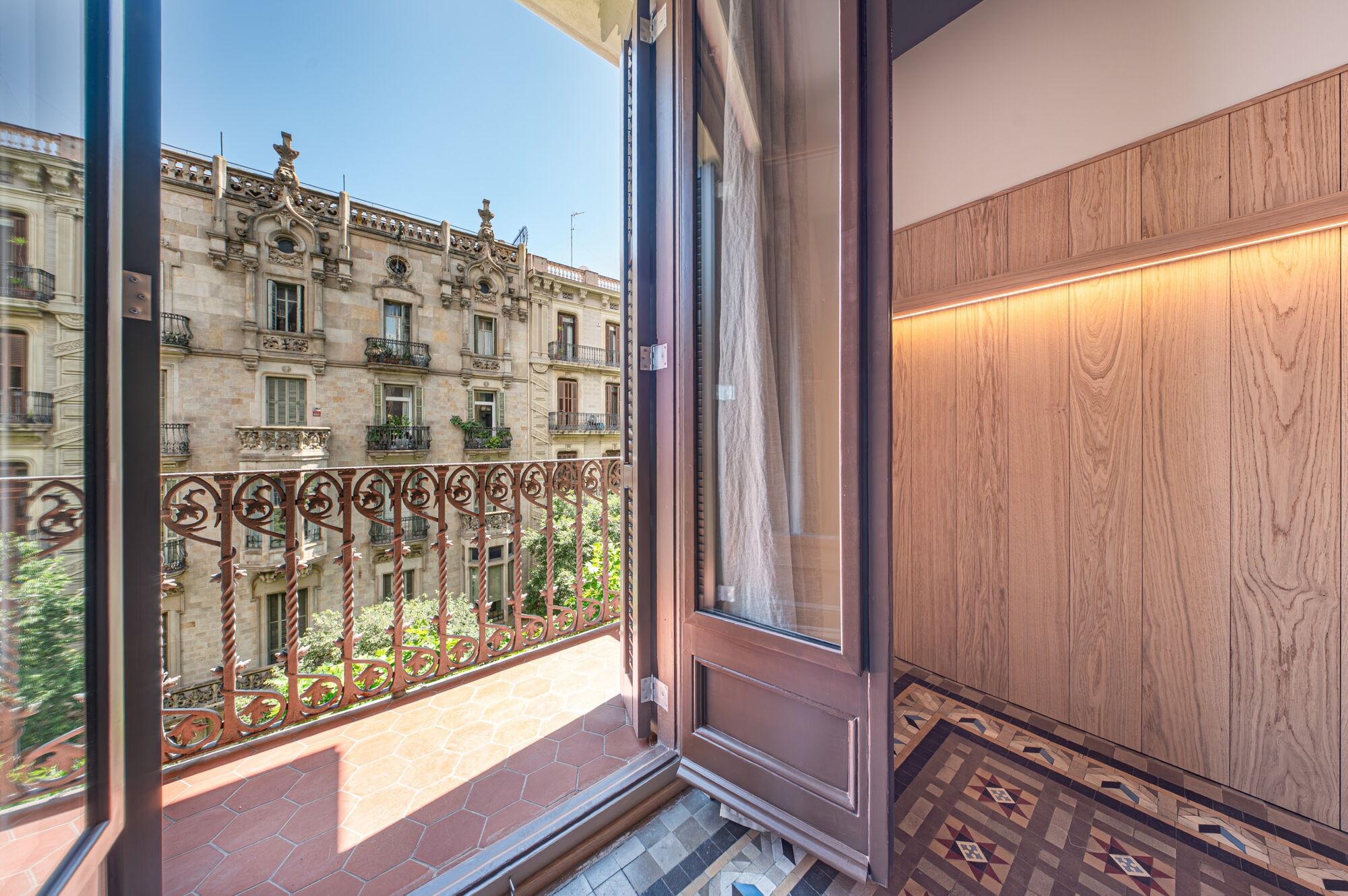 Brand-new renovated apartment for sale located in the Quadrat d'Or featuring traditional Eixample balconies