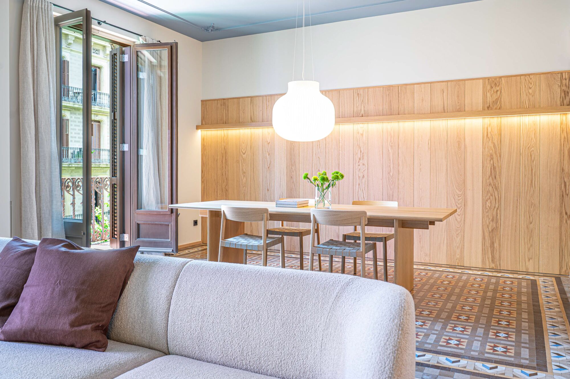 Brand-new renovated apartment for sale located in the Quadrat d'Or featuring traditional Eixample balconies