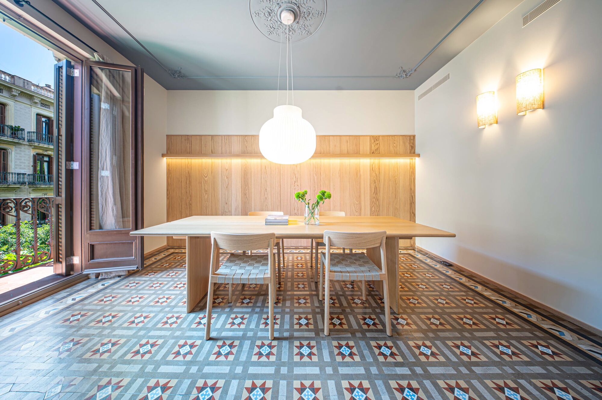 Brand-new renovated apartment for sale located in the Quadrat d'Or featuring traditional Eixample balconies