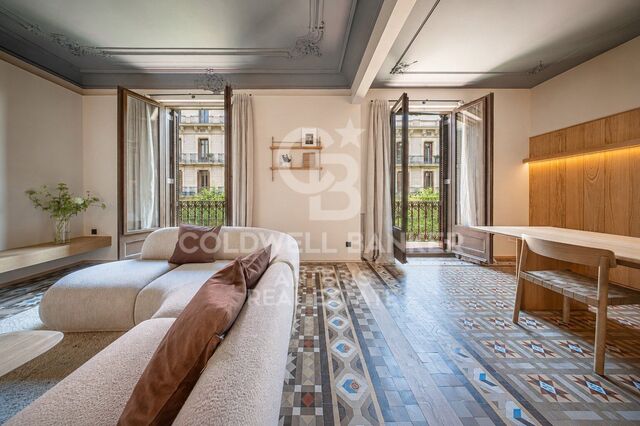Brand-new renovated apartment for sale located in the Quadrat d'Or featuring traditional Eixample balconies