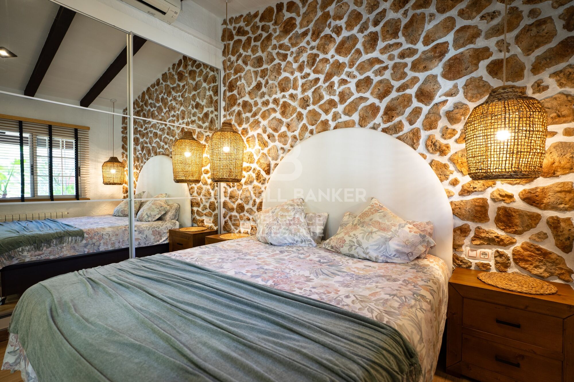 Exclusive villa of 400 m² with pool and garden 100 m from the beach in Alcanar, Tarragona