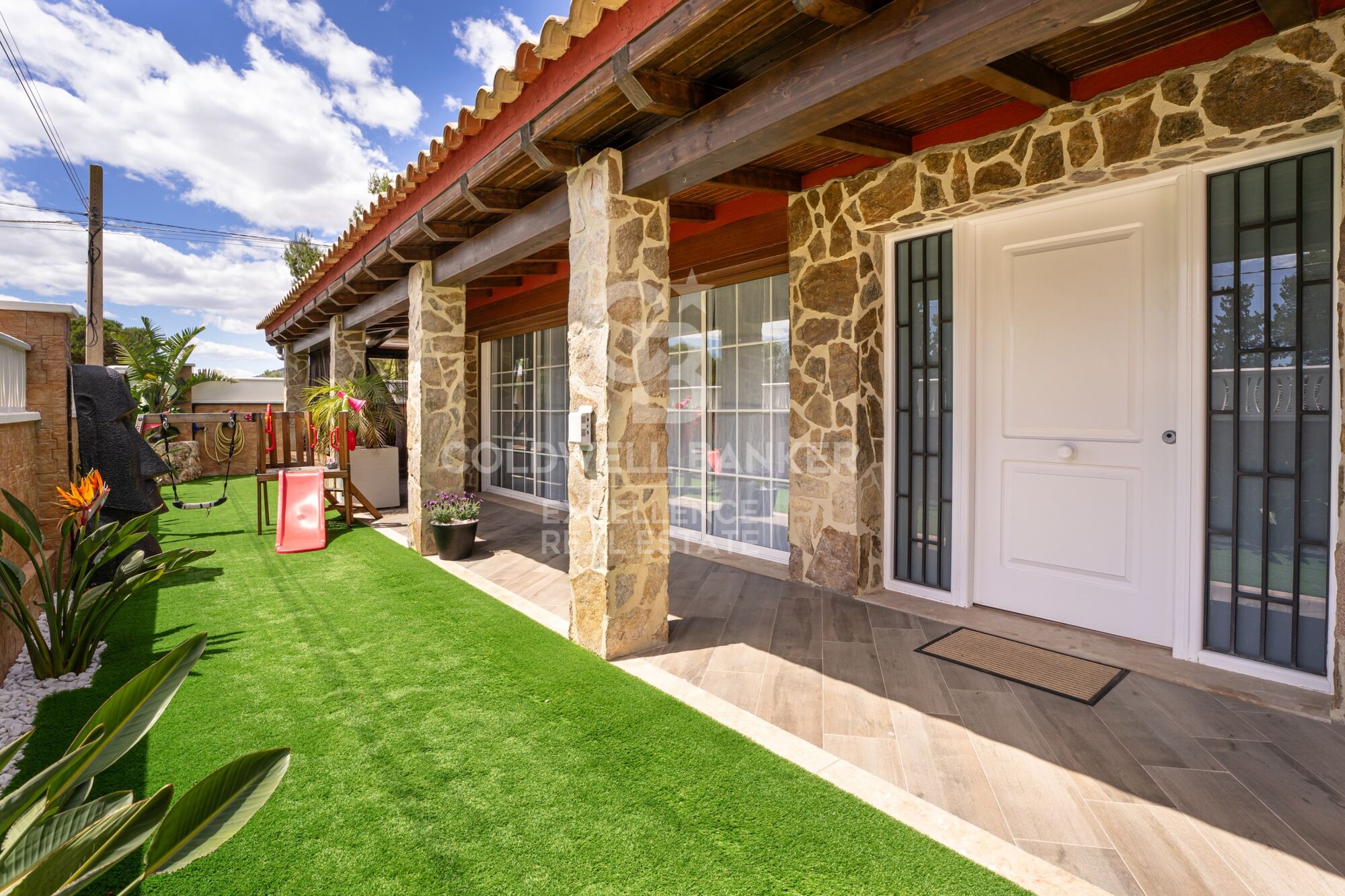 Exclusive villa of 400 m² with pool and garden 100 m from the beach in Alcanar, Tarragona