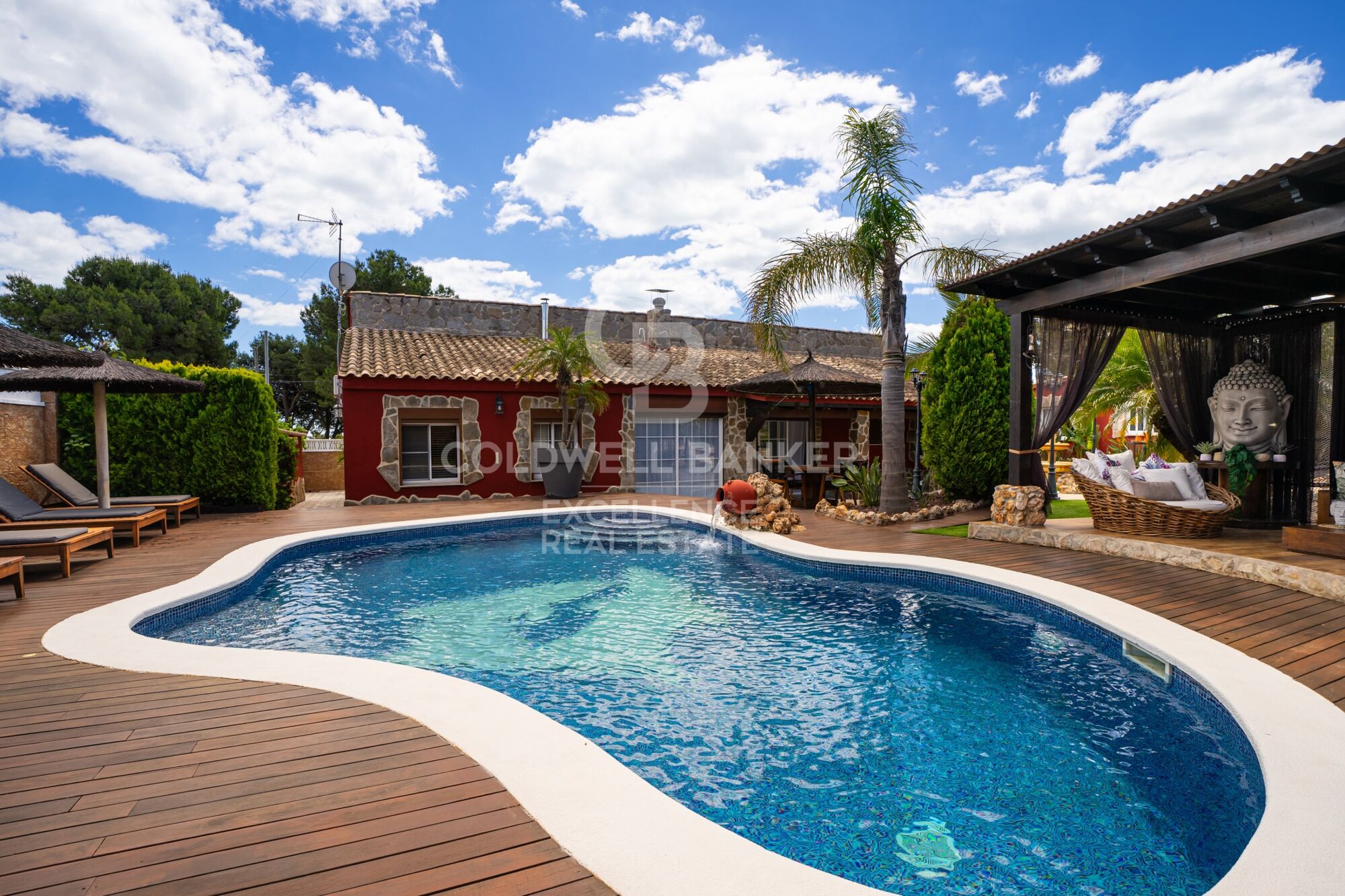 Villa exclusiva de 400 m² con piscina y jardín a 100 m de la playa en Alcanar, Tarragona.