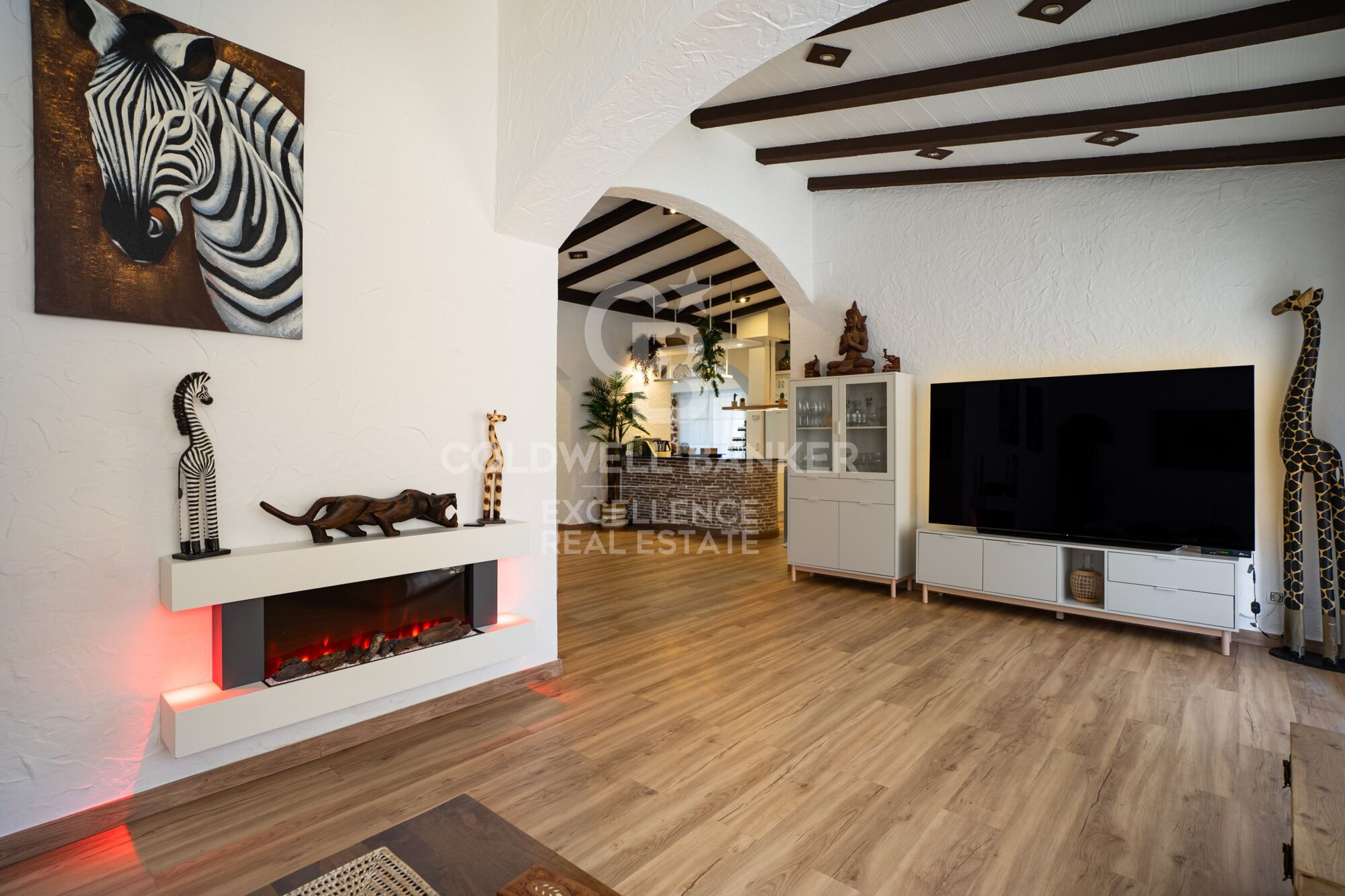 Villa exclusiva de 400 m² con piscina y jardín a 100 m de la playa en Alcanar, Tarragona.