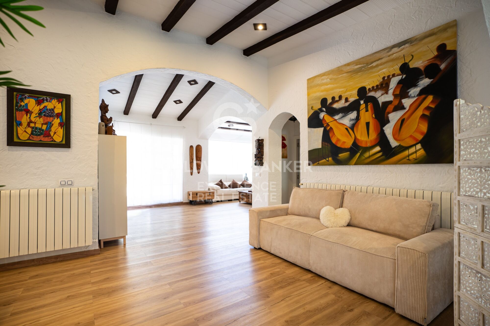 Villa exclusiva de 400 m² con piscina y jardín a 100 m de la playa en Alcanar, Tarragona.