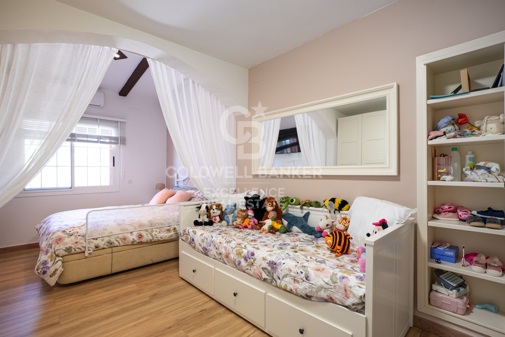 Villa exclusiva de 400 m² con piscina y jardín a 100 m de la playa en Alcanar, Tarragona.