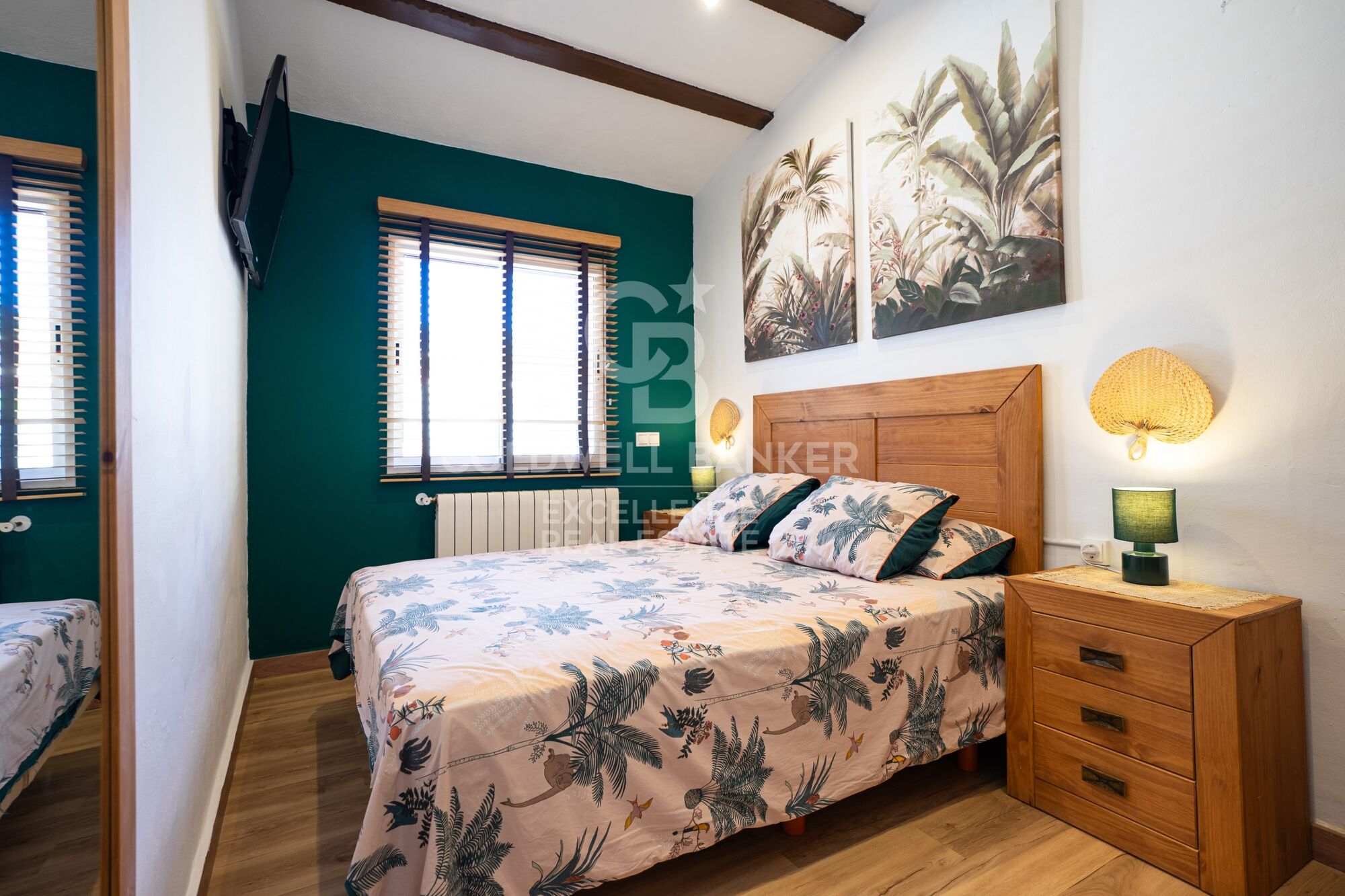 Villa exclusiva de 400 m² con piscina y jardín a 100 m de la playa en Alcanar, Tarragona.