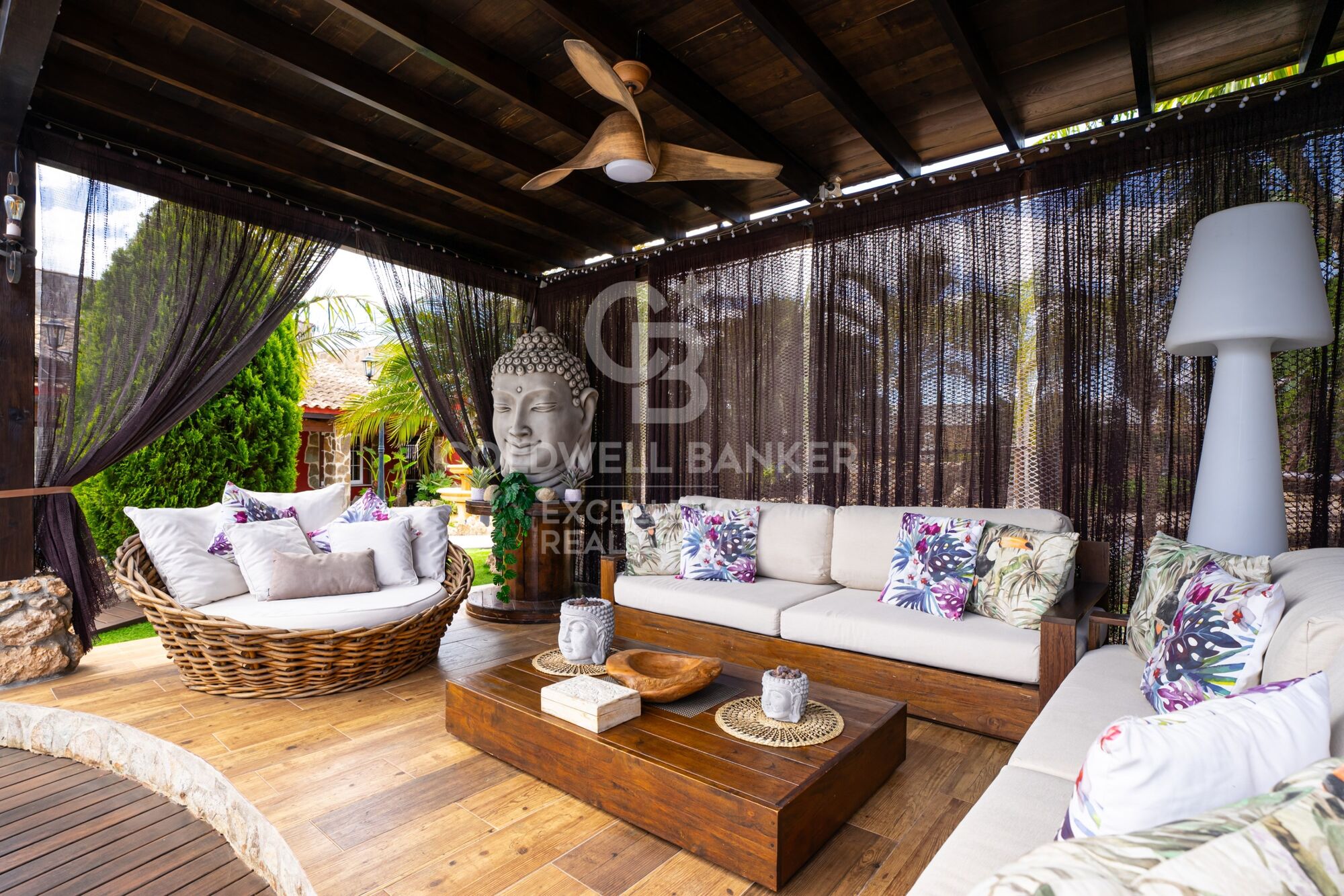 Villa exclusiva de 400 m² con piscina y jardín a 100 m de la playa en Alcanar, Tarragona.