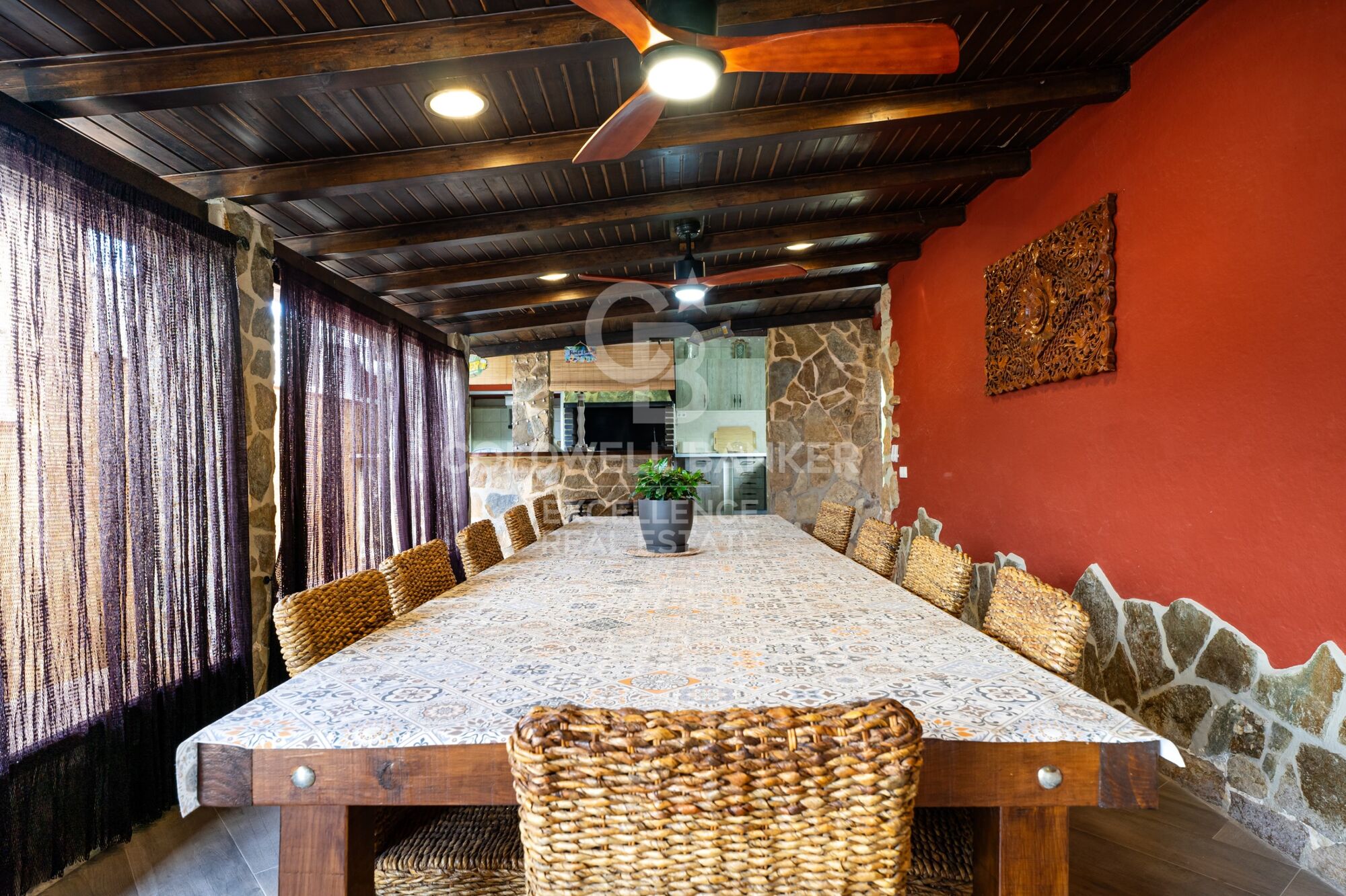 Villa exclusiva de 400 m² con piscina y jardín a 100 m de la playa en Alcanar, Tarragona.