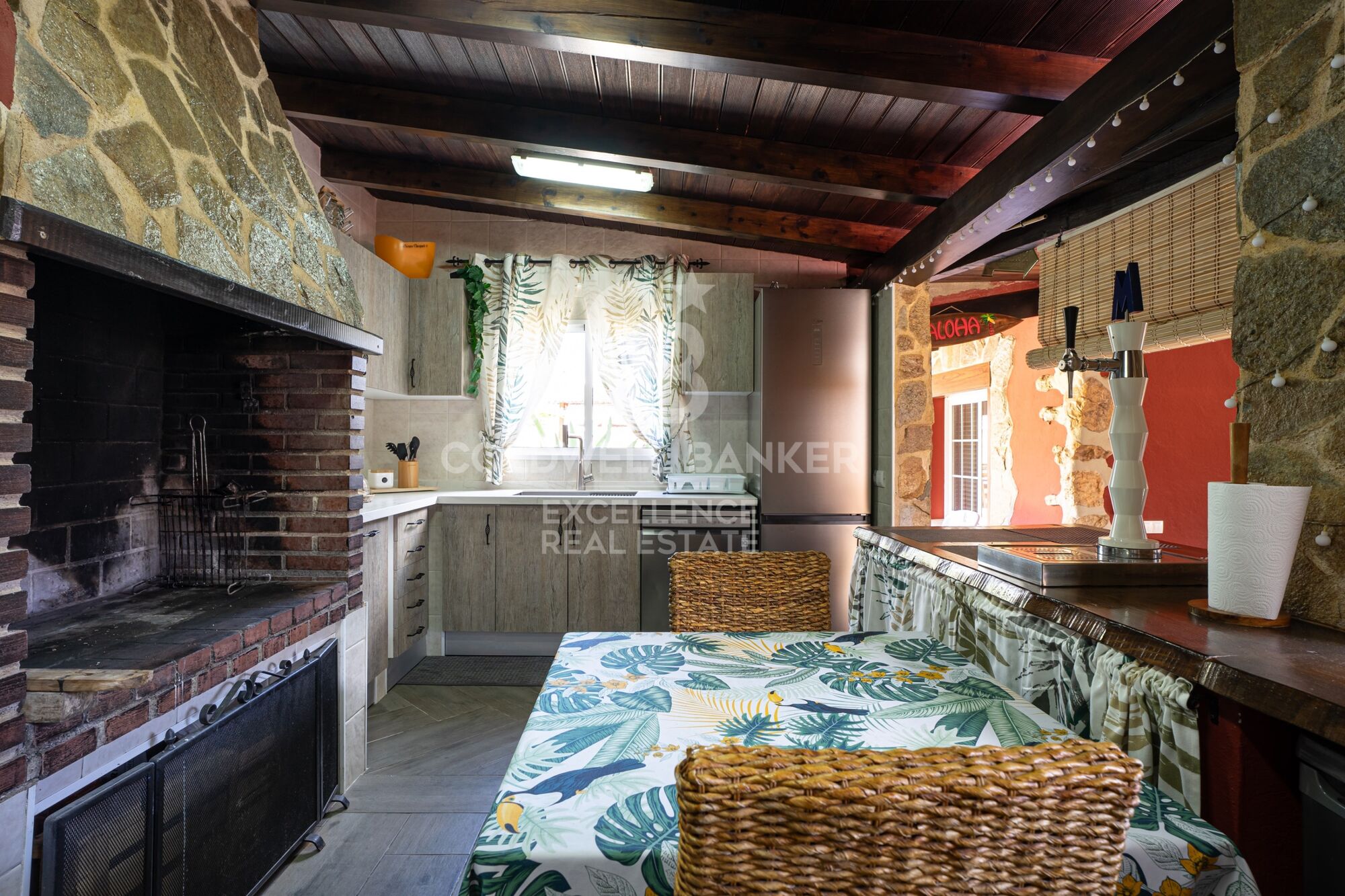 Villa exclusiva de 400 m² con piscina y jardín a 100 m de la playa en Alcanar, Tarragona.