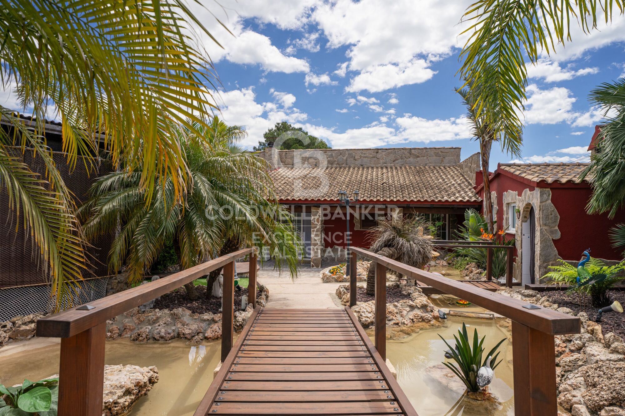 Villa exclusiva de 400 m² con piscina y jardín a 100 m de la playa en Alcanar, Tarragona.