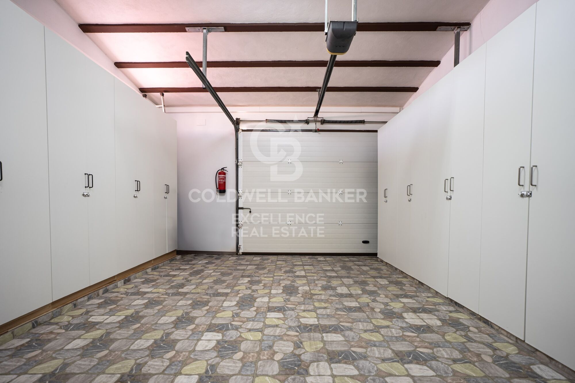Villa exclusiva de 400 m² con piscina y jardín a 100 m de la playa en Alcanar, Tarragona.