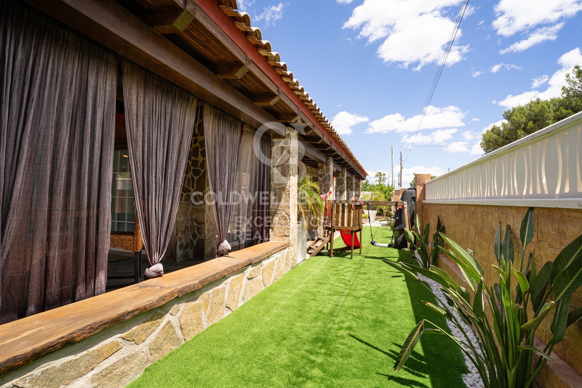 Exclusive villa of 400 m² with pool and garden 100 m from the beach in Alcanar, Tarragona