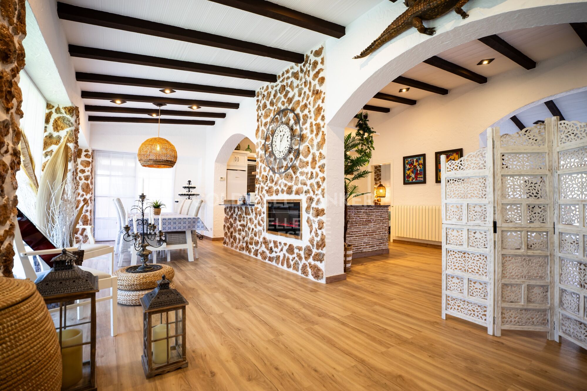 Villa exclusiva de 400 m² con piscina y jardín a 100 m de la playa en Alcanar, Tarragona.