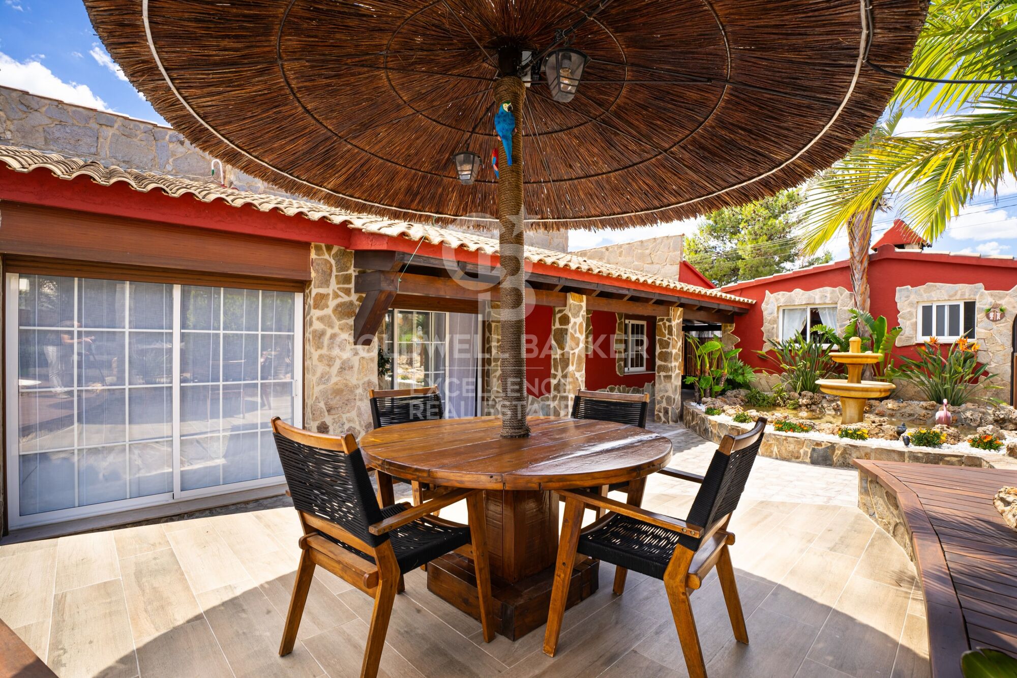 Villa exclusiva de 400 m² con piscina y jardín a 100 m de la playa en Alcanar, Tarragona.