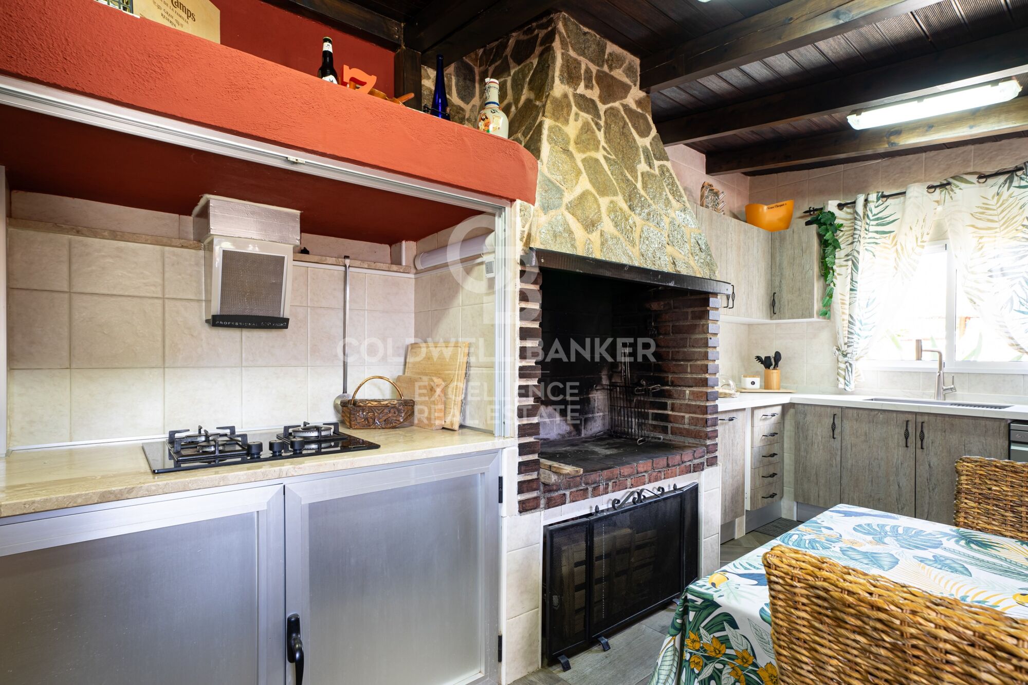 Villa exclusiva de 400 m² con piscina y jardín a 100 m de la playa en Alcanar, Tarragona.