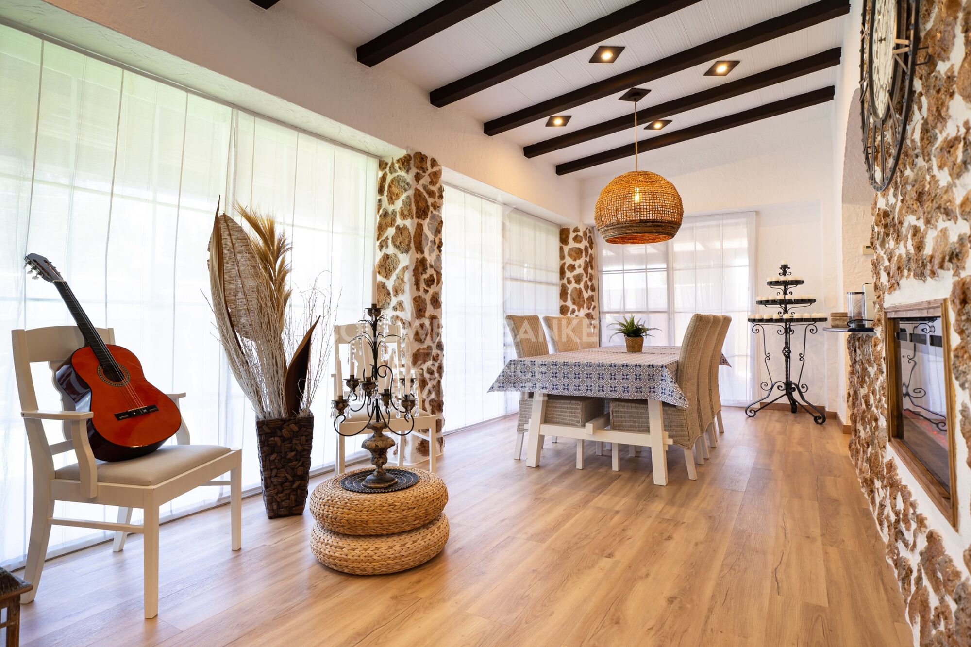 Villa exclusiva de 400 m² con piscina y jardín a 100 m de la playa en Alcanar, Tarragona.