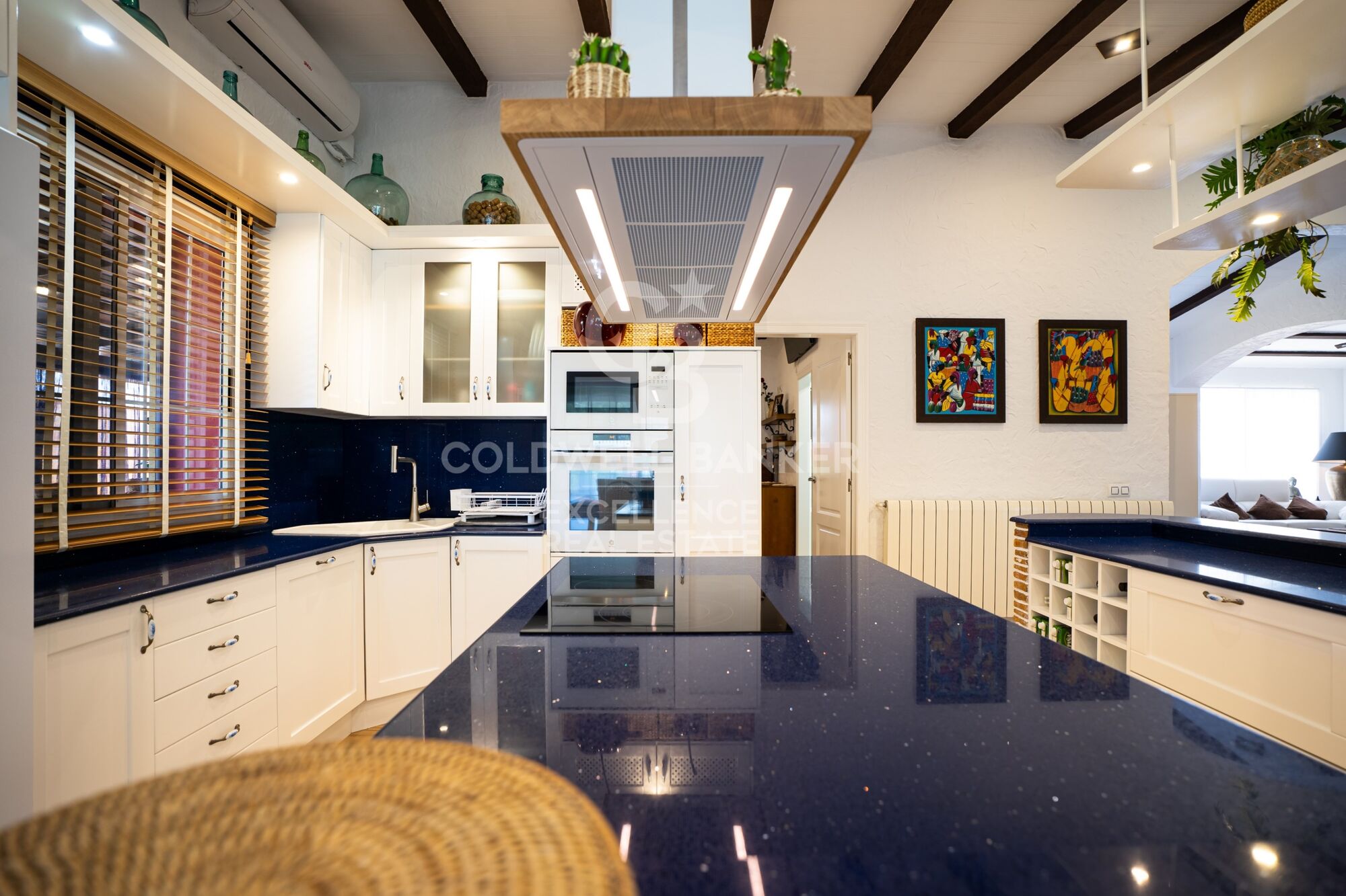 Villa exclusiva de 400 m² con piscina y jardín a 100 m de la playa en Alcanar, Tarragona.