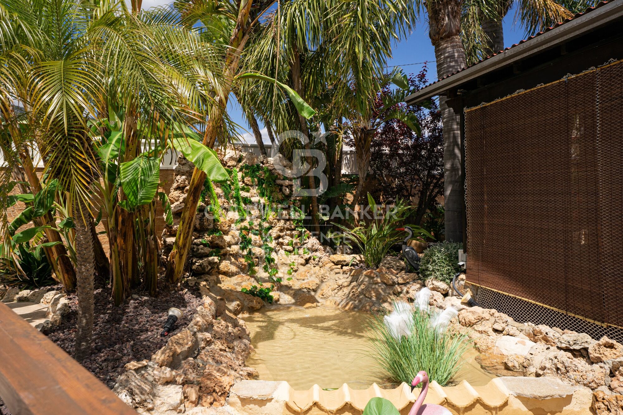 Villa exclusiva de 400 m² con piscina y jardín a 100 m de la playa en Alcanar, Tarragona.