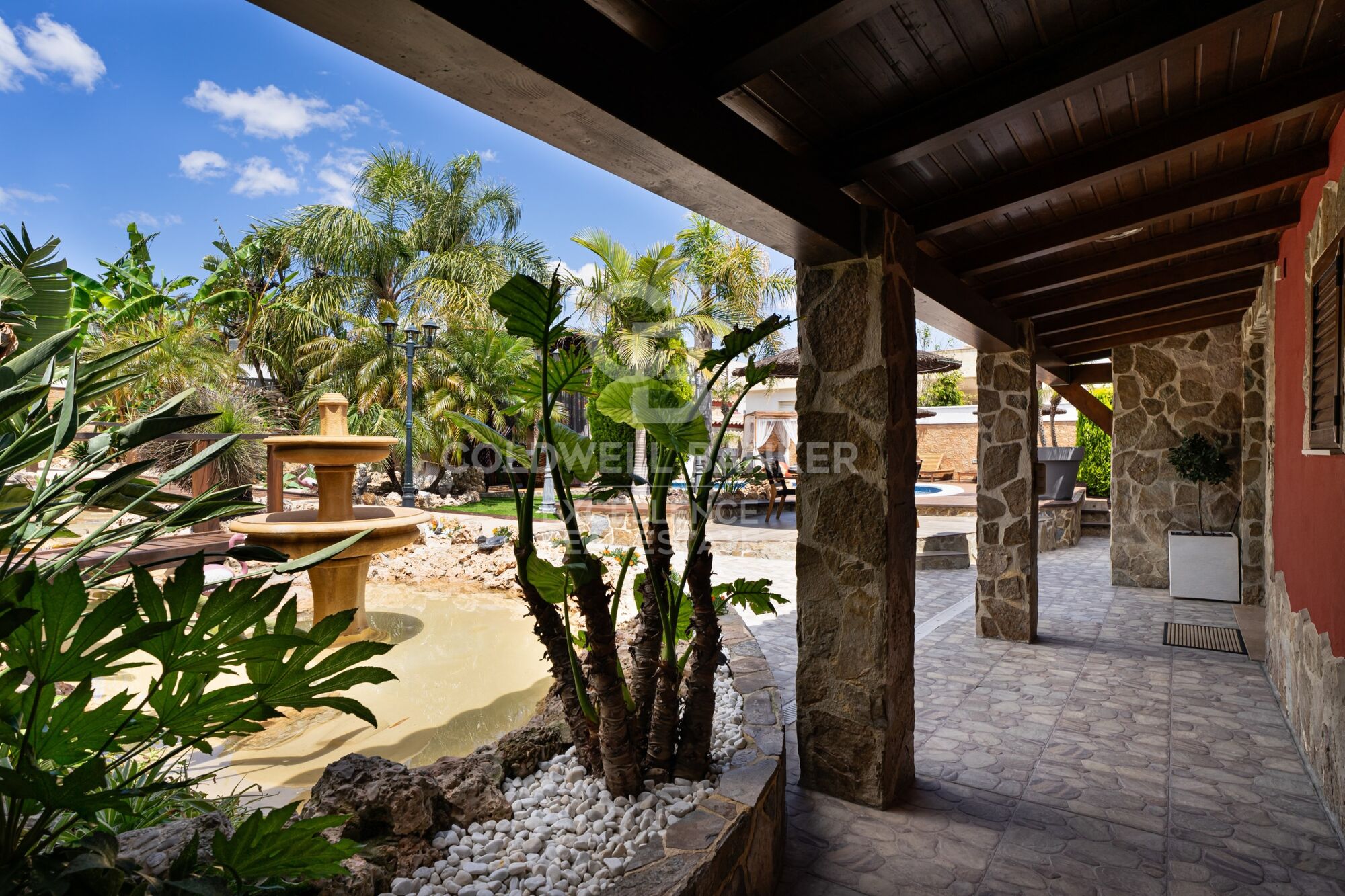 Villa exclusiva de 400 m² con piscina y jardín a 100 m de la playa en Alcanar, Tarragona.