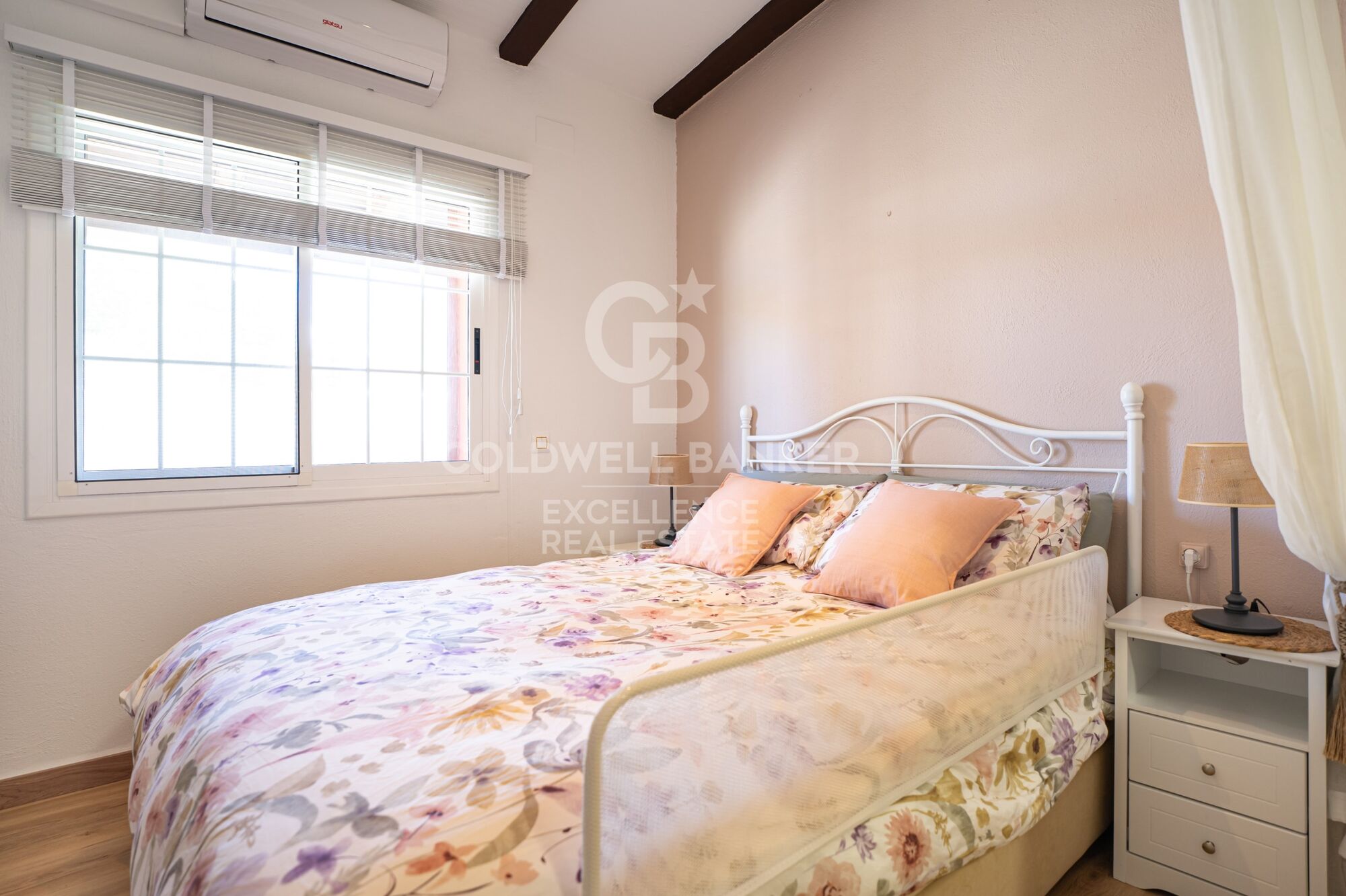 Villa exclusiva de 400 m² con piscina y jardín a 100 m de la playa en Alcanar, Tarragona.