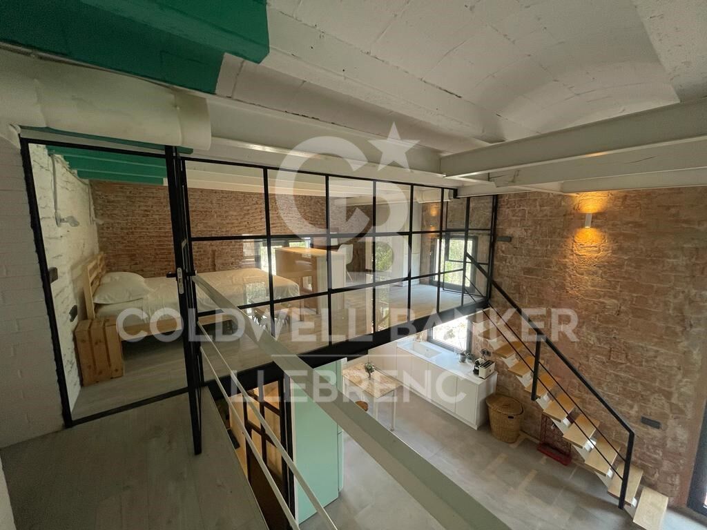 REFORMED EQUIPPED AND FURNISHED IN MODERNIST BUILDING